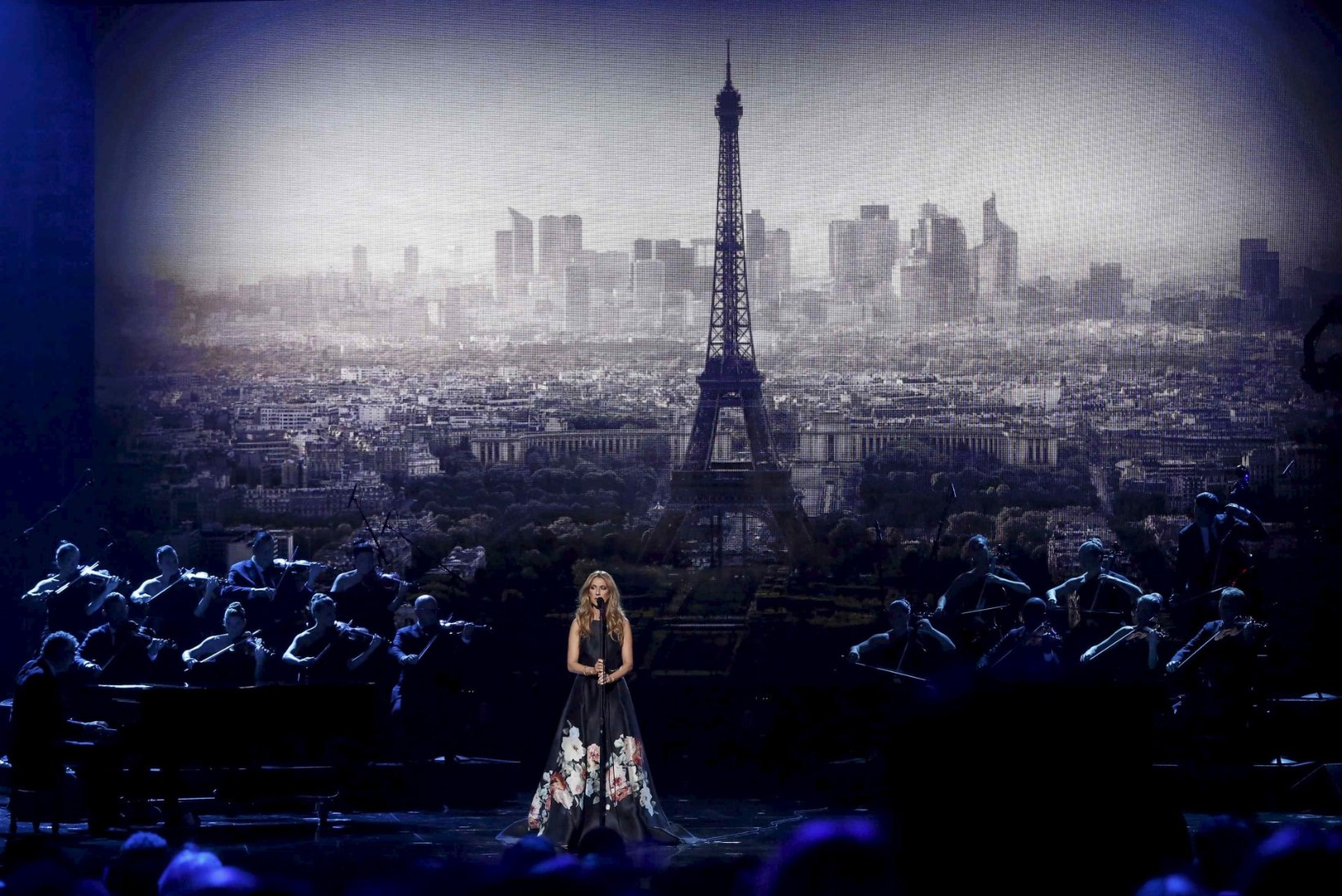 VIDEO | Celine Dioni laul Pariisi terroriohvrite mälestuseks pani suure saalitäie rahvast nutma