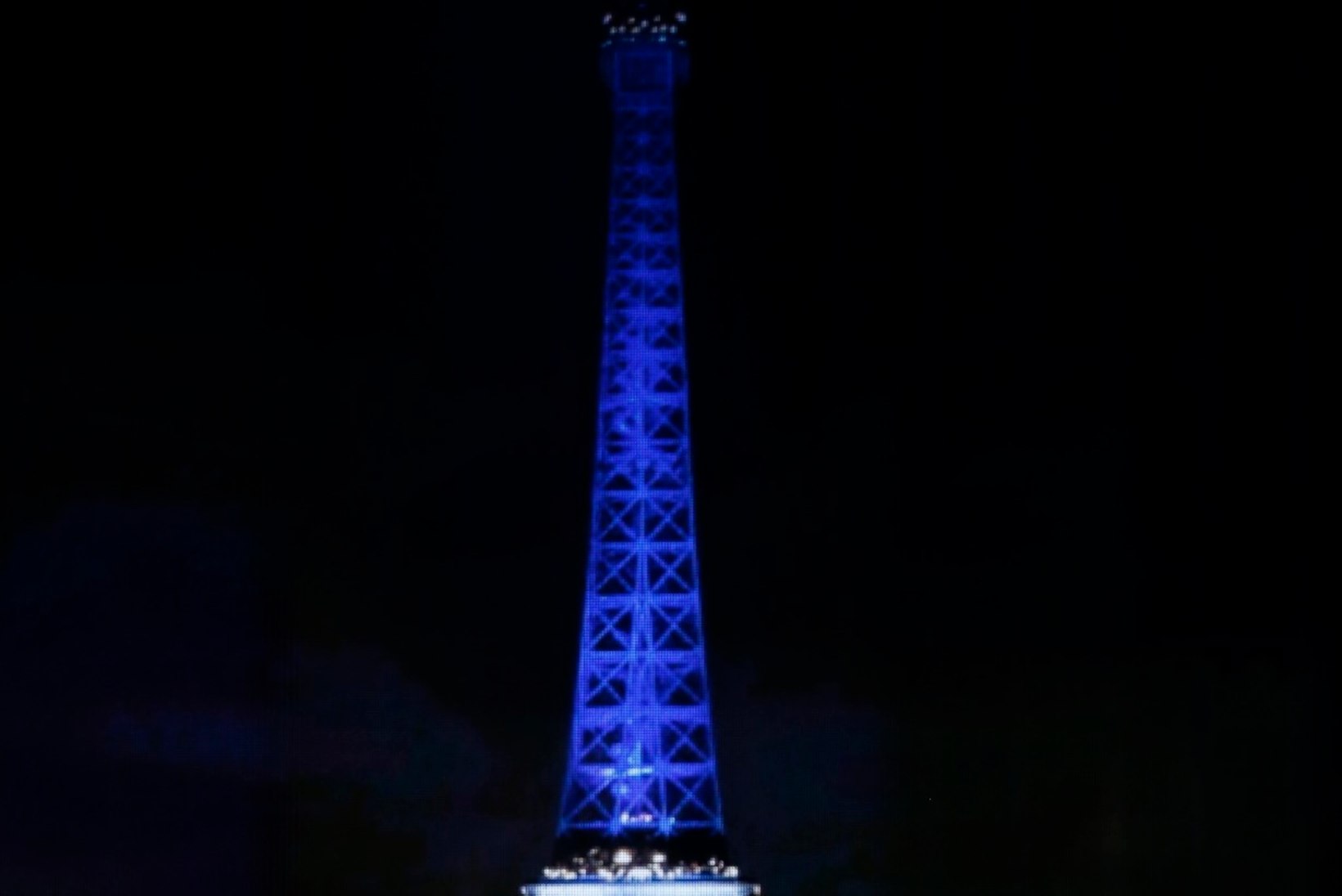 VIDEO | Celine Dioni laul Pariisi terroriohvrite mälestuseks pani suure saalitäie rahvast nutma