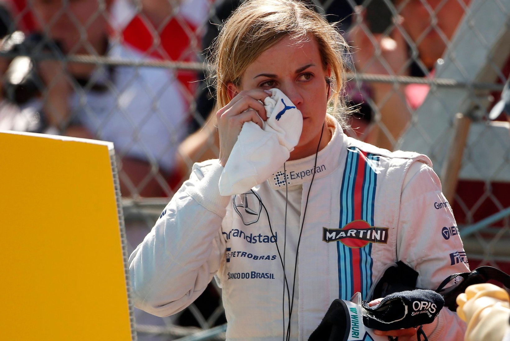 F1-sarja lävele jõudnud naispiloot annab alla ja riputab kiivri varna