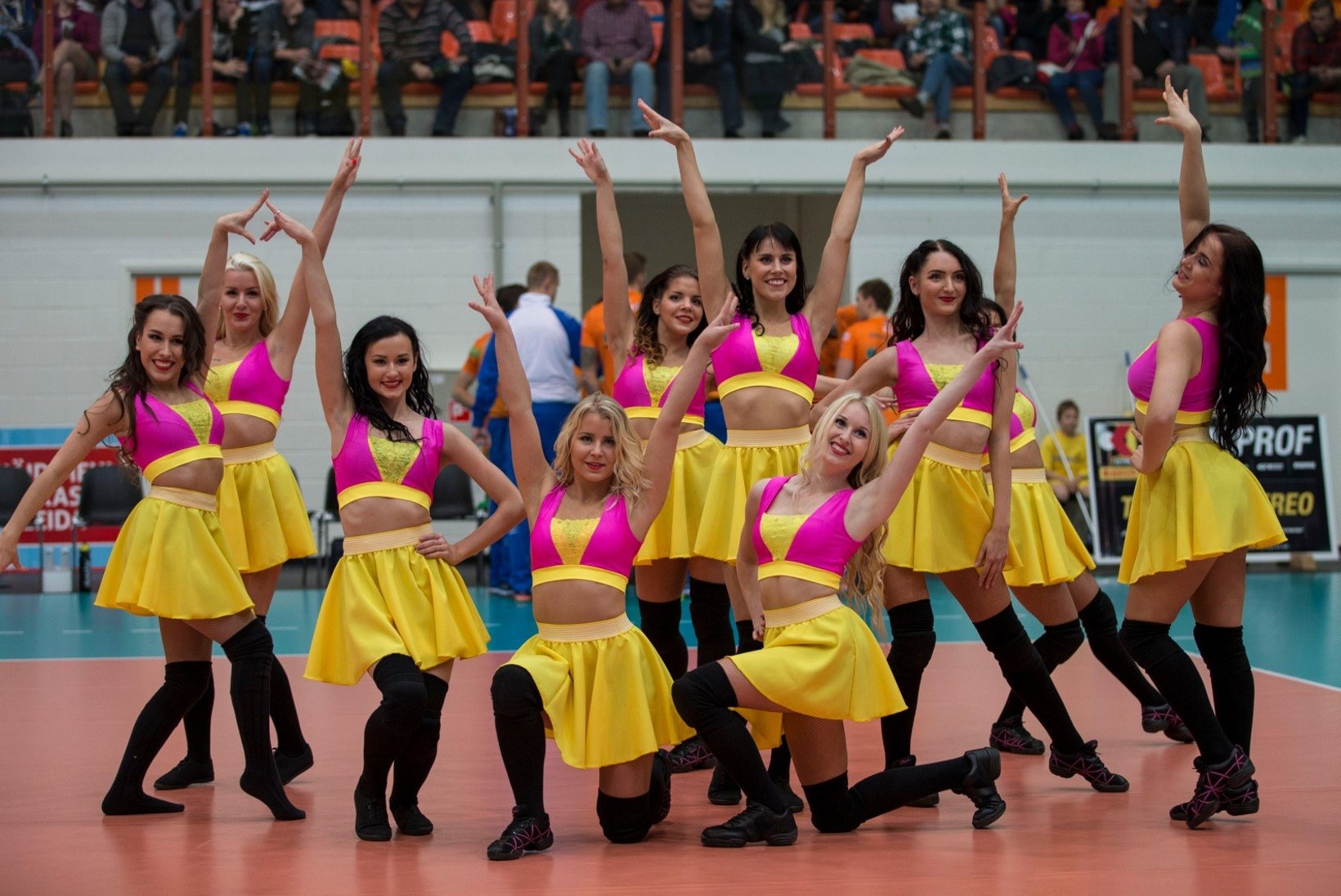 GALERII | Lendlevad lokid ja kollased seelikud - need on Pärnu VK tantsutüdrukud!