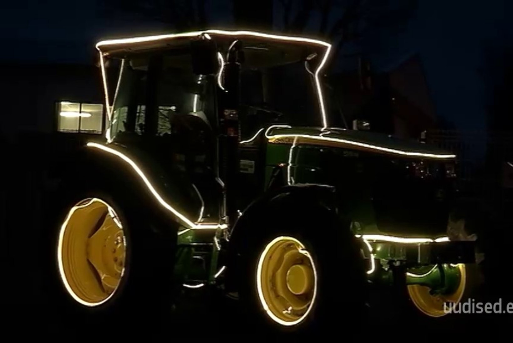 TV3 VIDEO | Türi traktor särab nagu tõeline jõulupuu