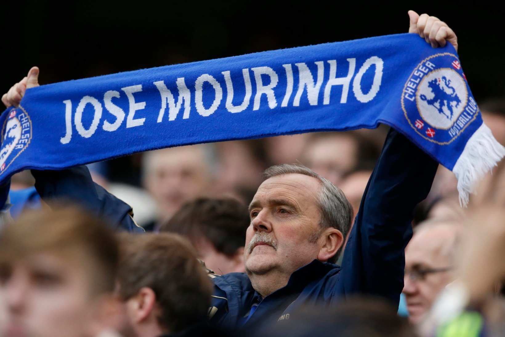 FOTOD | Chelsea fännid avaldasid vallandatud Mourinhole toetust ja sõimasid mängijaid