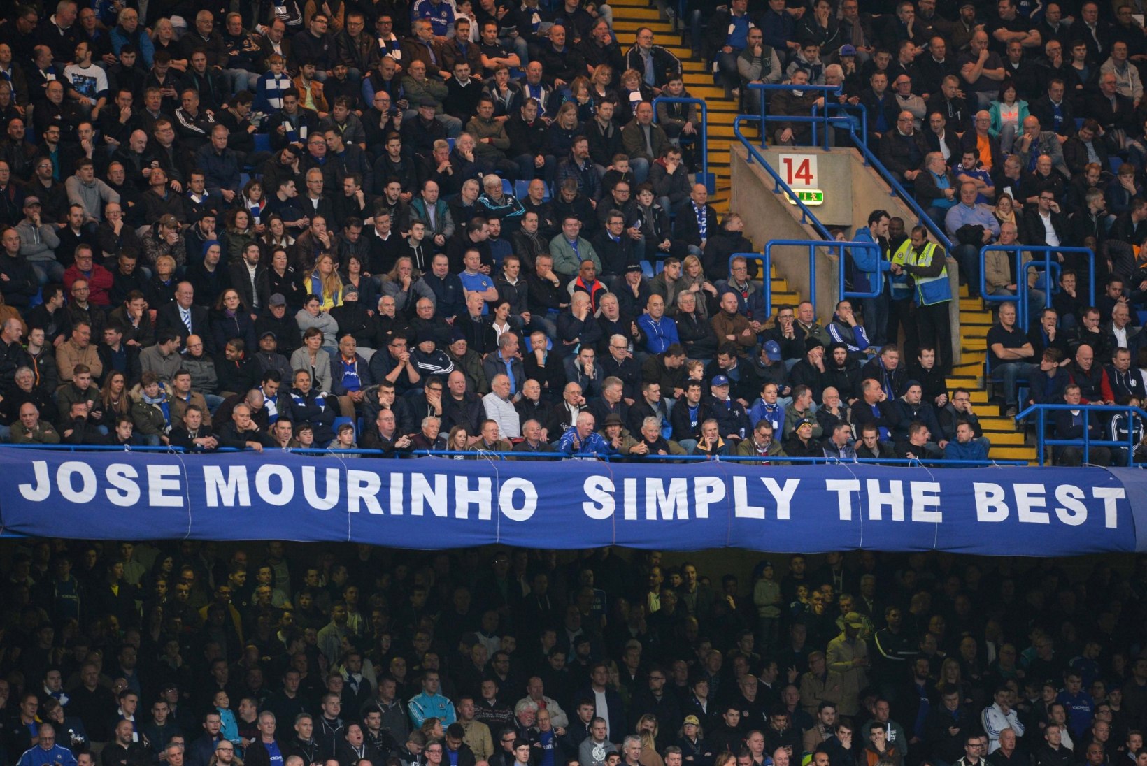 FOTOD | Chelsea fännid avaldasid vallandatud Mourinhole toetust ja sõimasid mängijaid