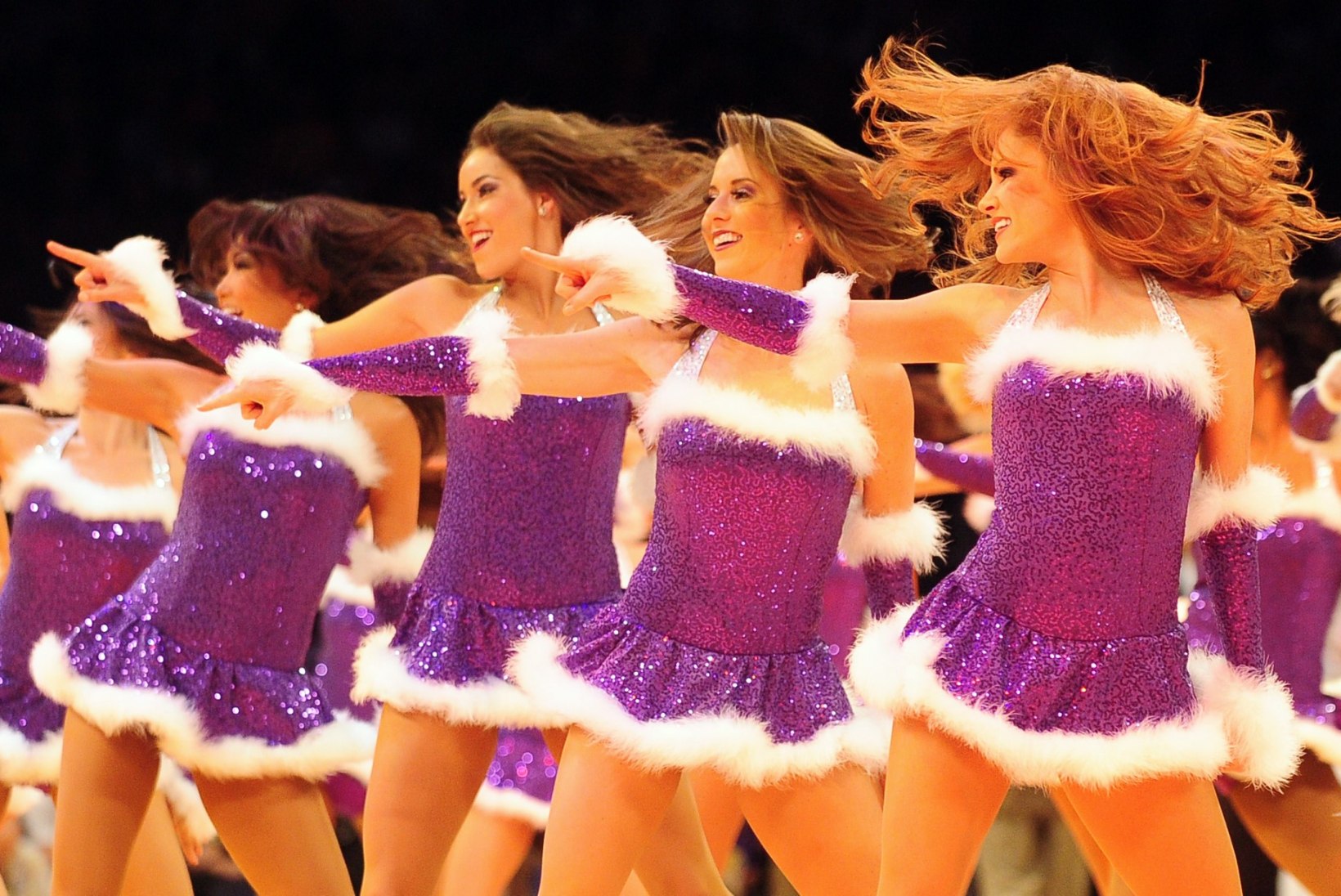 KUUMAD FOTOD | NBA tantsutüdrukud saaksid jõuluvanalt pika pai