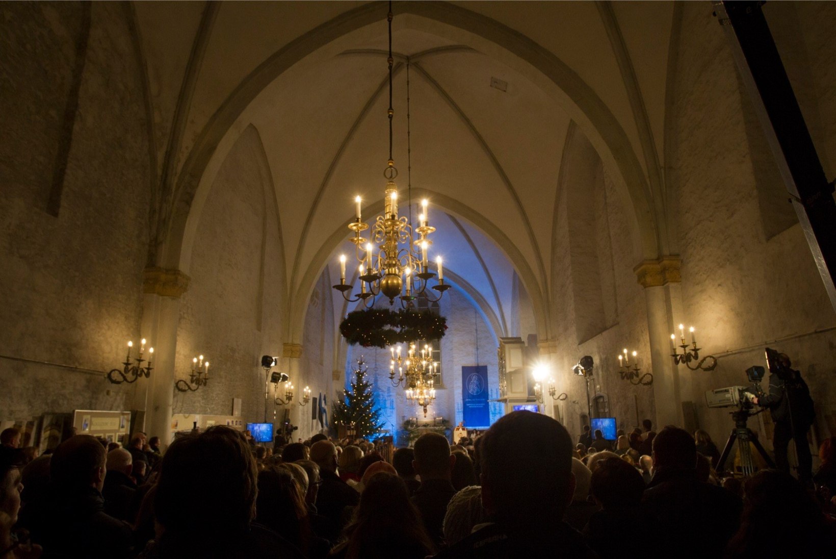 GALERII | Saa osa jõululaupäeva jumalateenistusest Haapsalu toomkirikus!