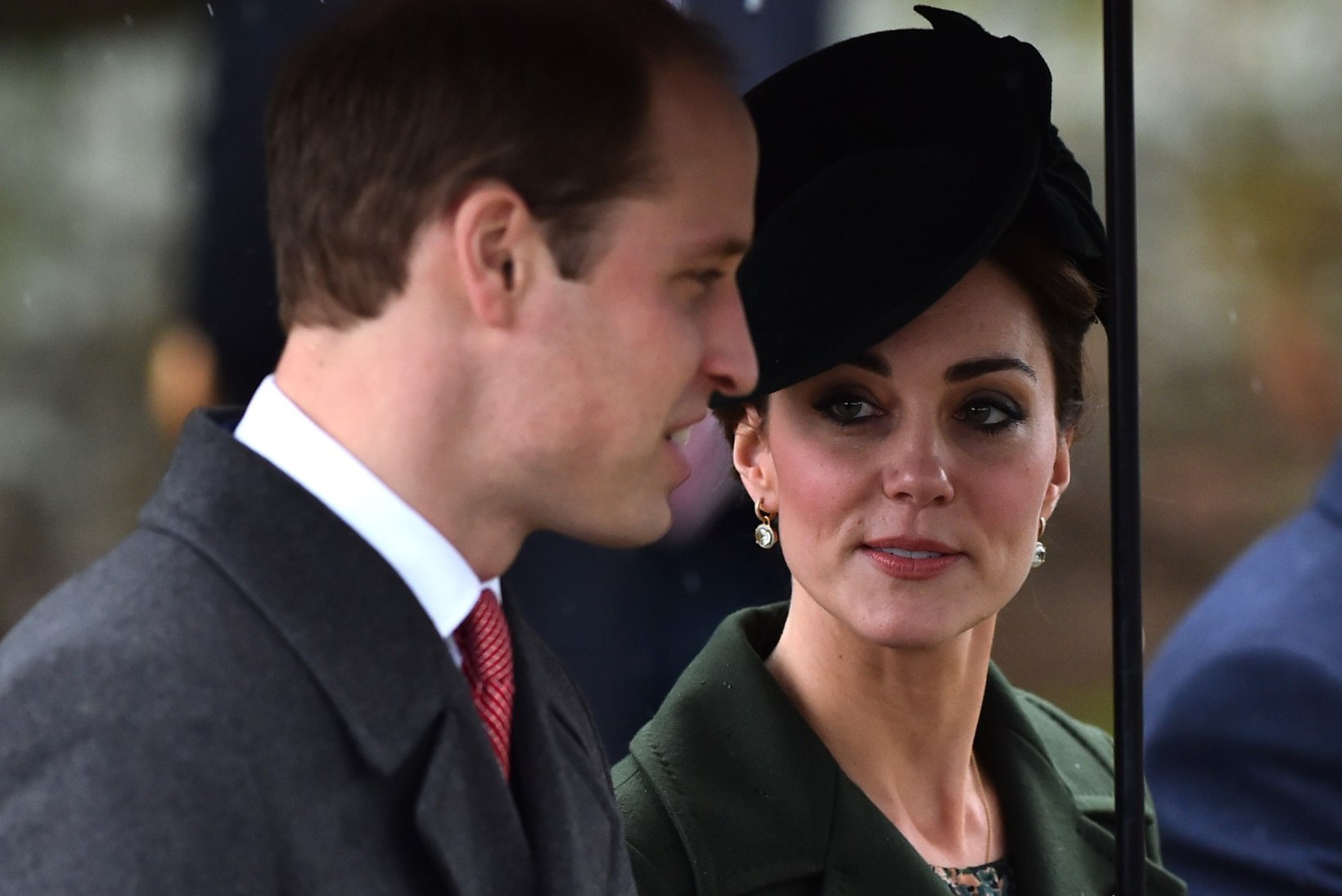 GALERII | Kuninglik jõulustiil: hertsoginna Catherine ja kuninganna Elizabeth kandsid stiilseid mantleid