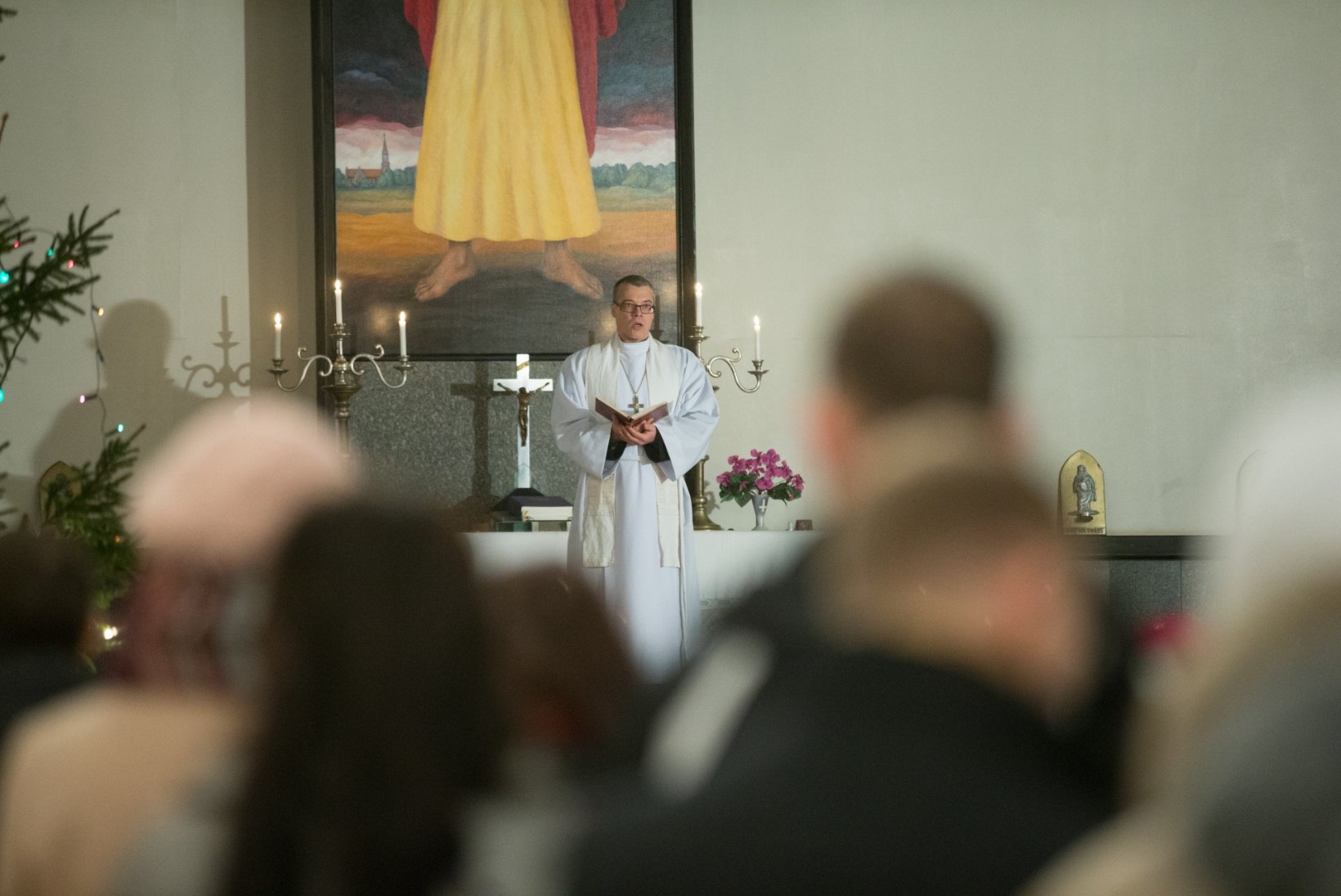 Halliste kirikus aitab Ilvese ja Kupce pulmatseremooniat läbi viia ka Läti pastor
