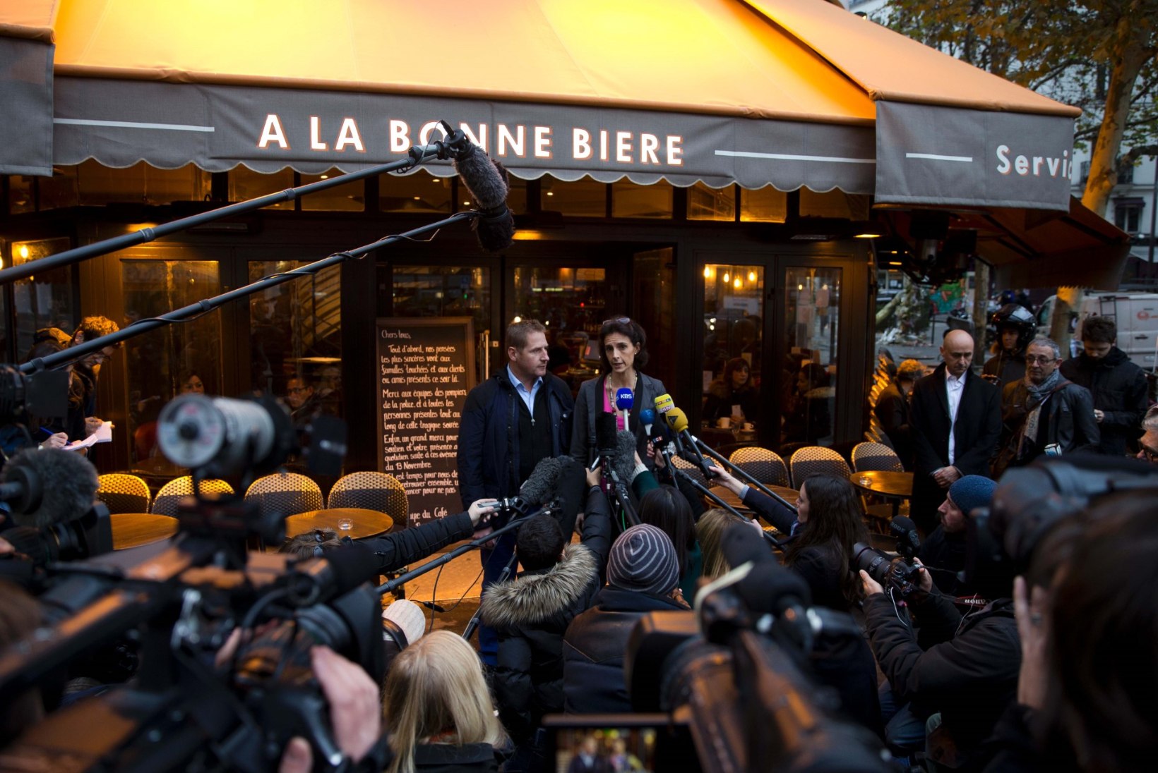 FOTOD | Pariisi terrorirünnaku ajal tapalavaks muutunud kohvik avas uuesti uksed