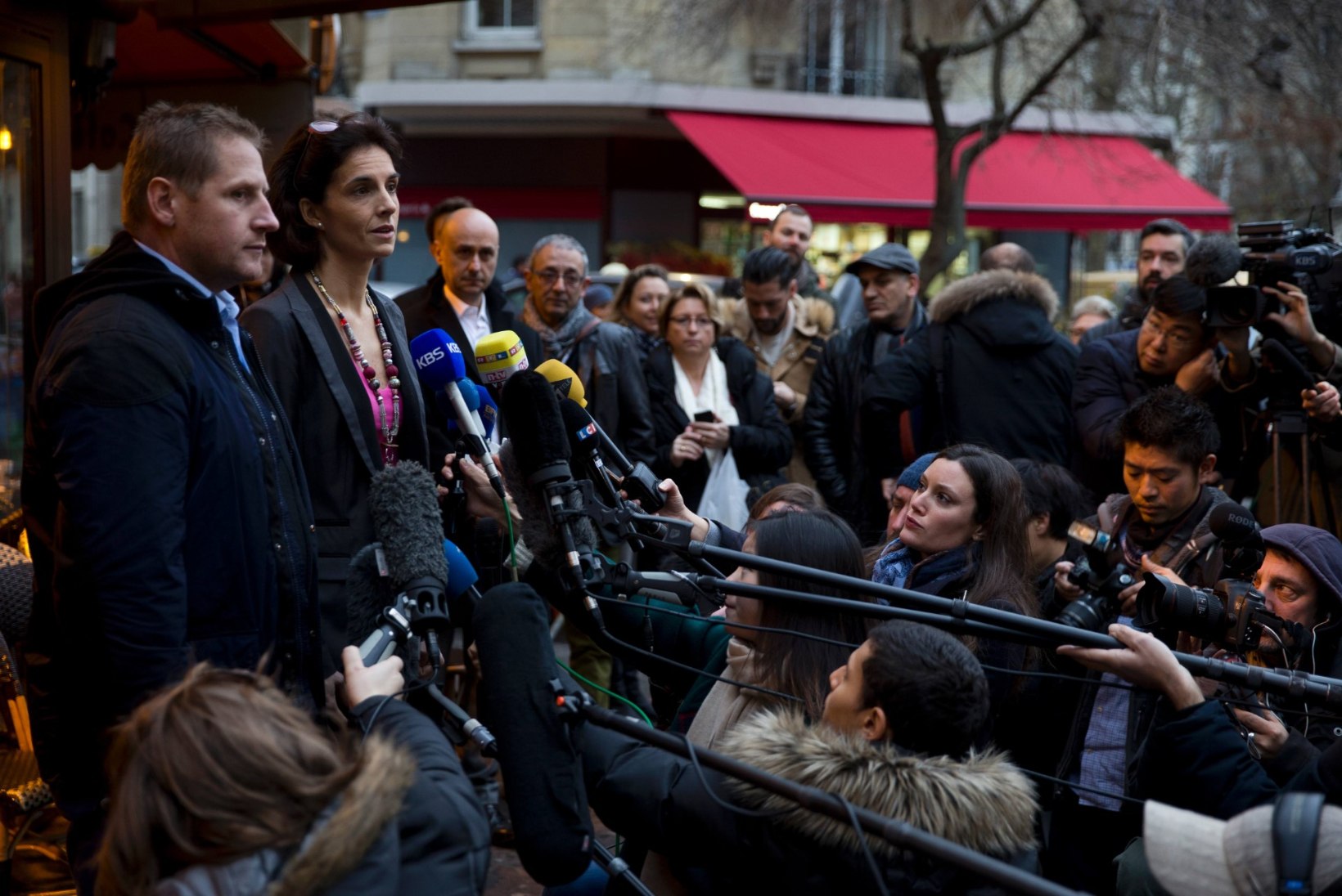 FOTOD | Pariisi terrorirünnaku ajal tapalavaks muutunud kohvik avas uuesti uksed