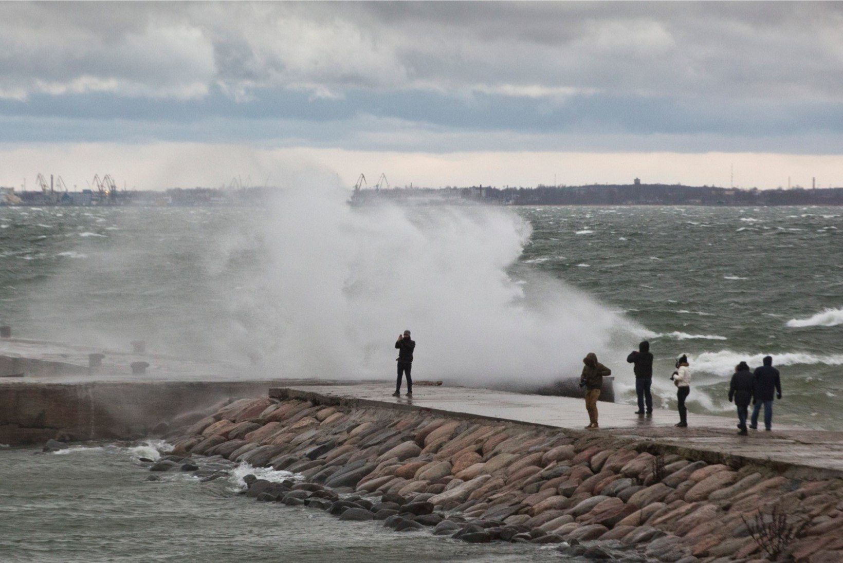 HOIATUSTEST EI HOOLITA: Pärnu rannas on tormistel päevadel rahvast palju