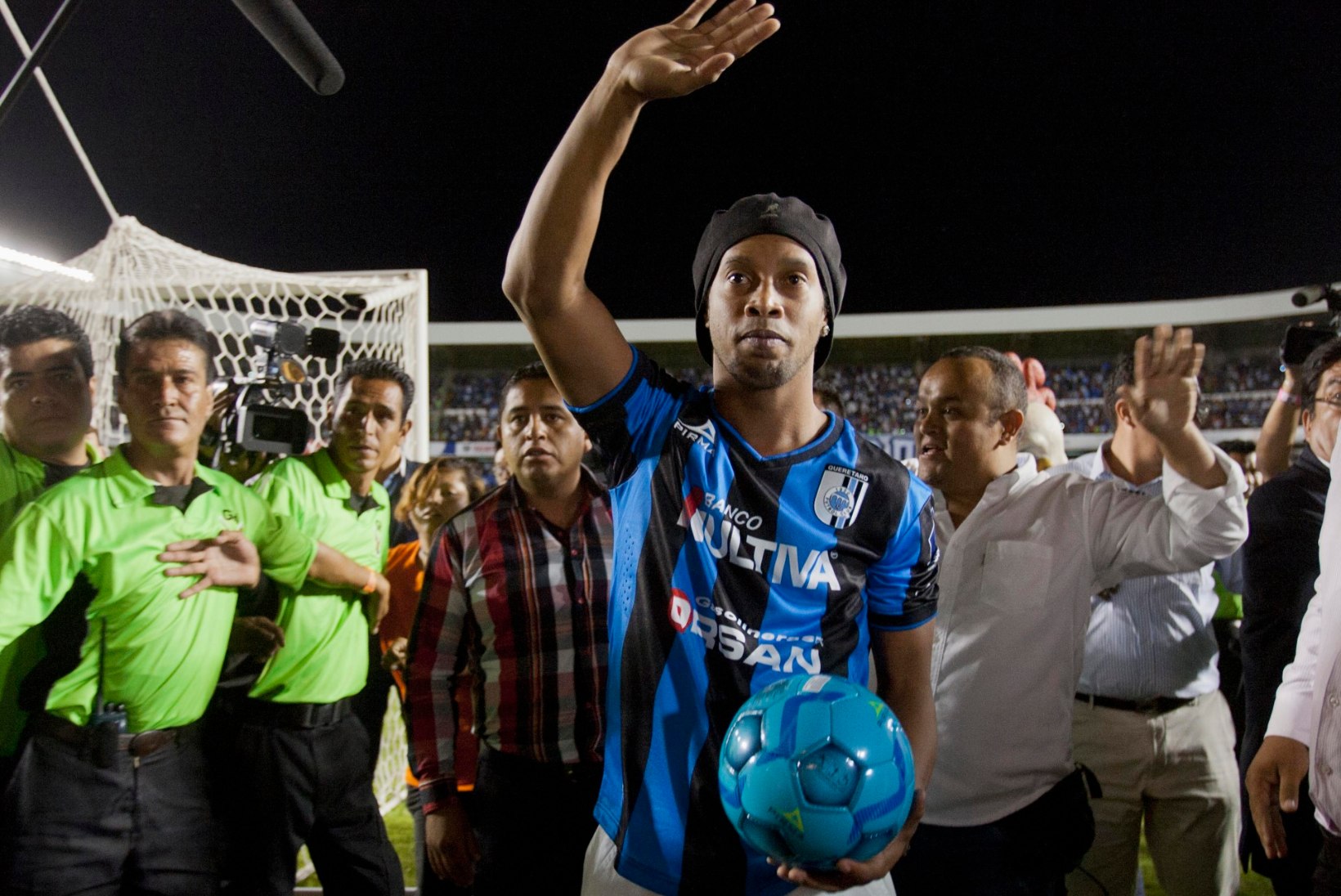 TEETE NALJA VÕI? Ronaldinho läheb Aafrikasse