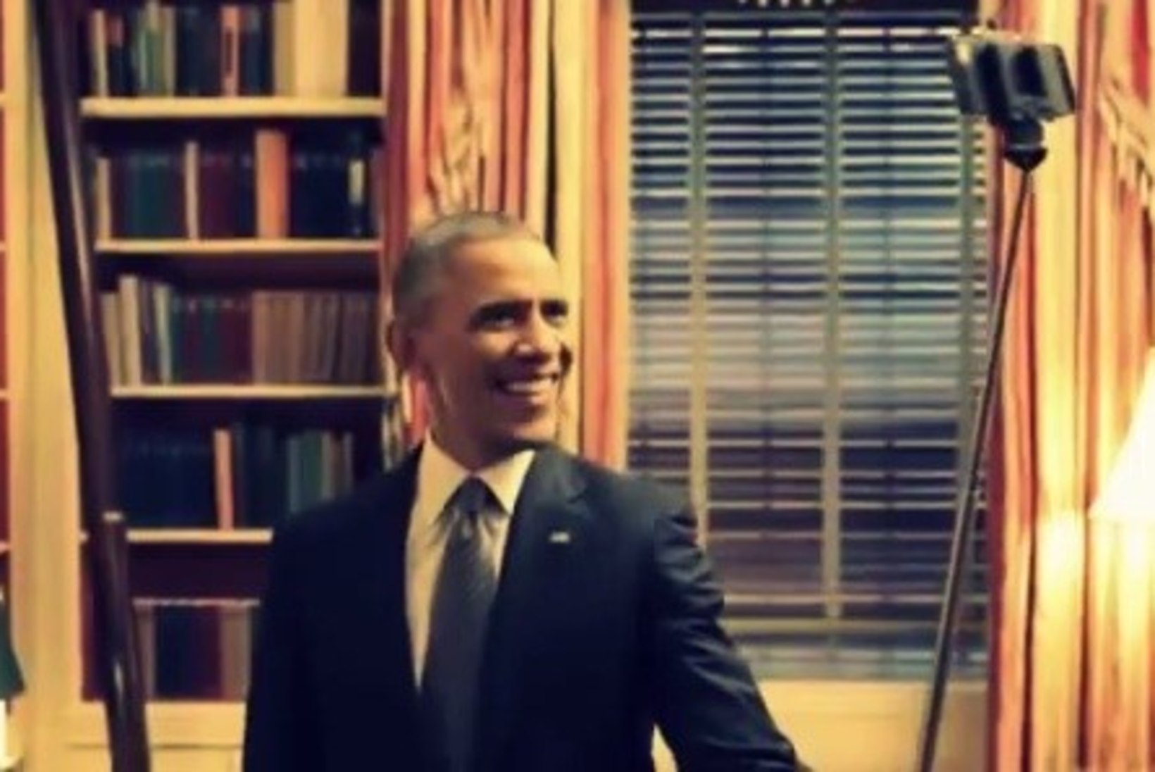 VIDEO: Obama tegi endlikepiga selfie'sid ja rääkis peegli ees iseendaga