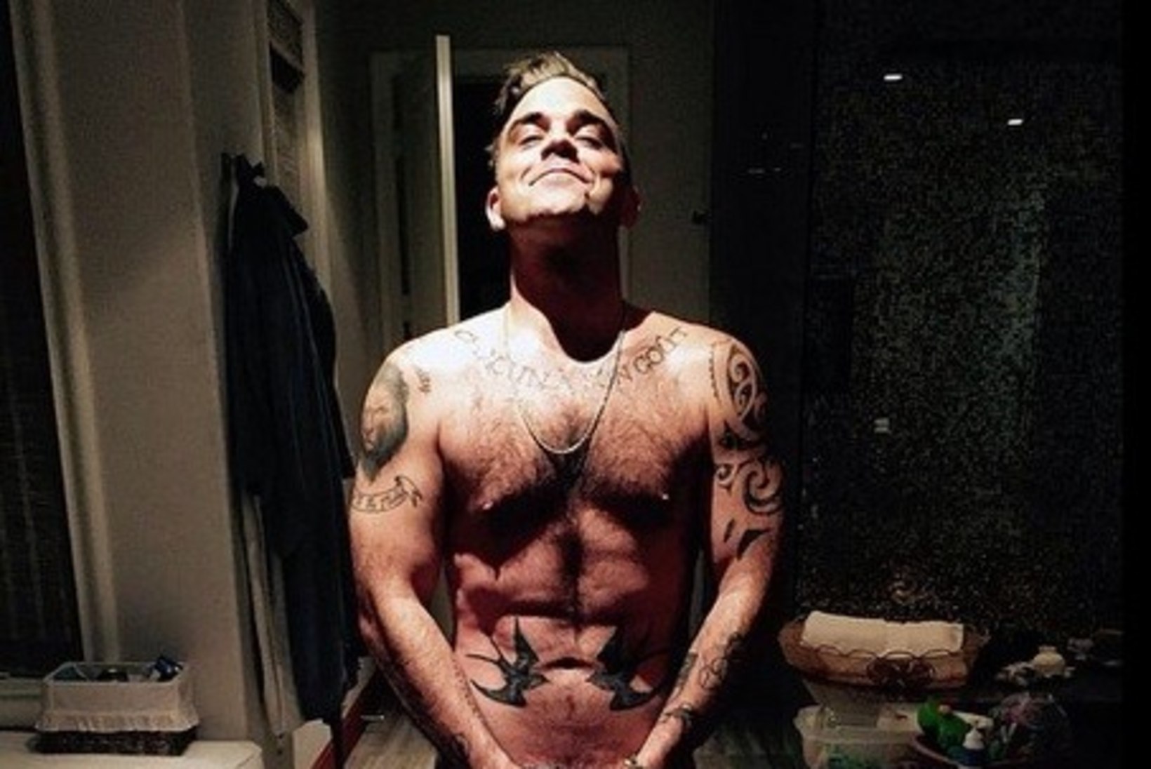 PILTUUDIS: Robbie Williams jagas sünnipäeva puhul alastifotot