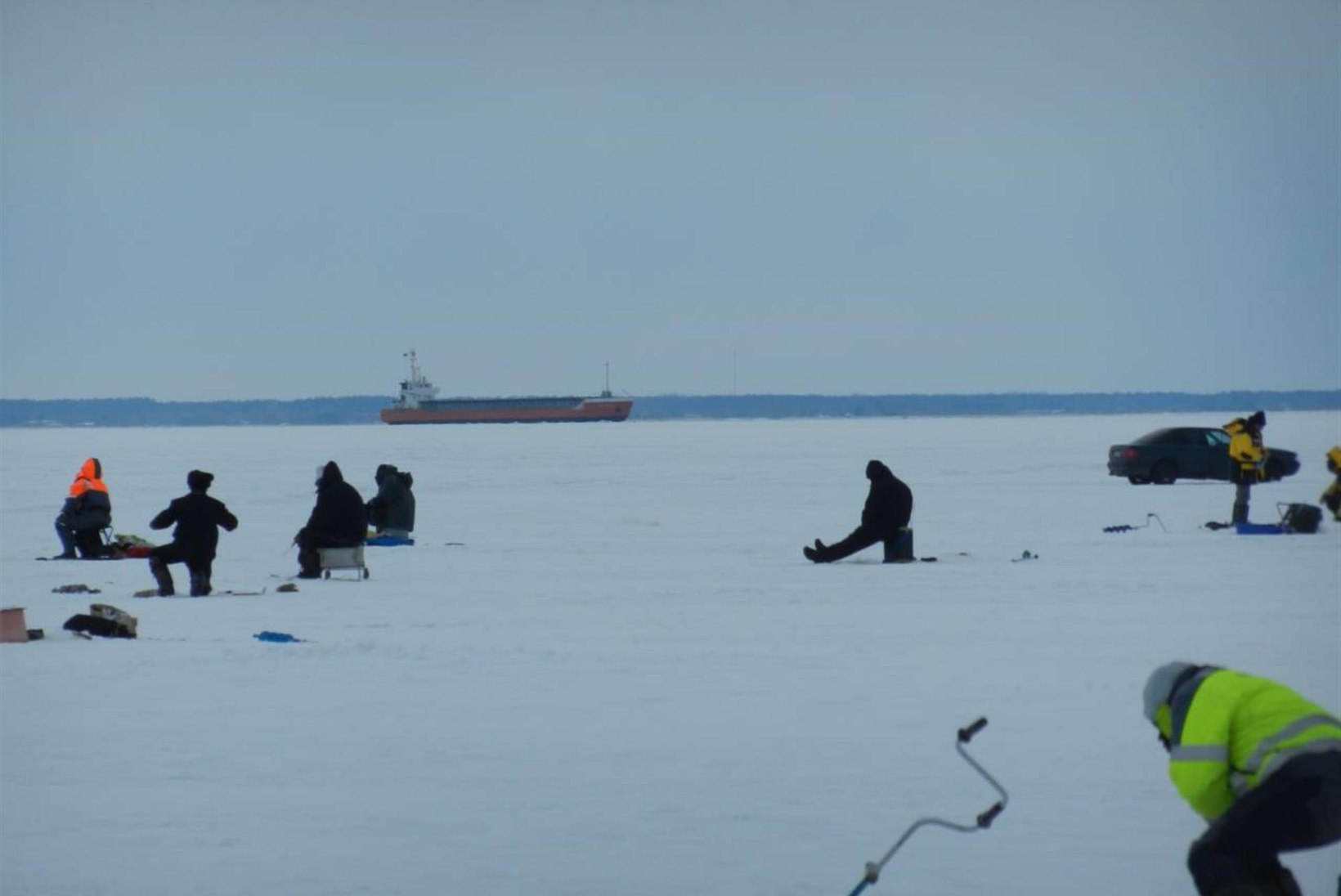 Pärnu lahel vajusid kalamehed ATVga läbi jää