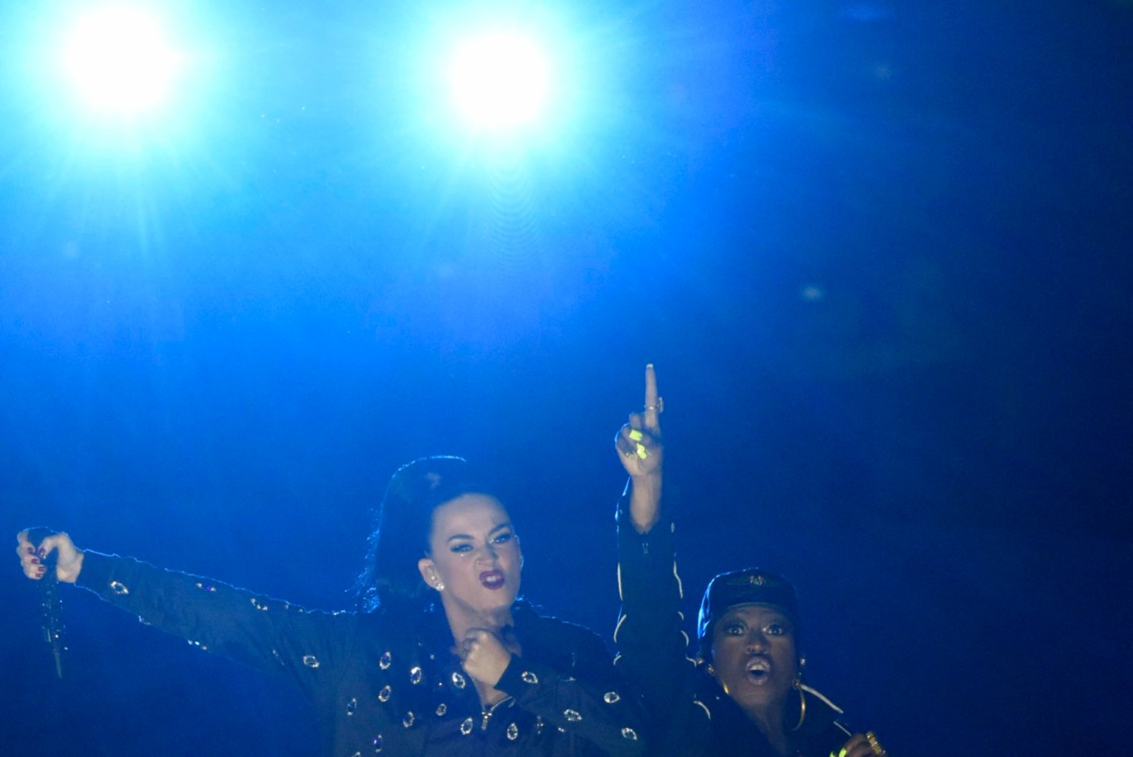 GALERII: Laulja Katy Perry kandis Super Bowli 10minutilise esinemise jooksul 4 erinevat kostüümi