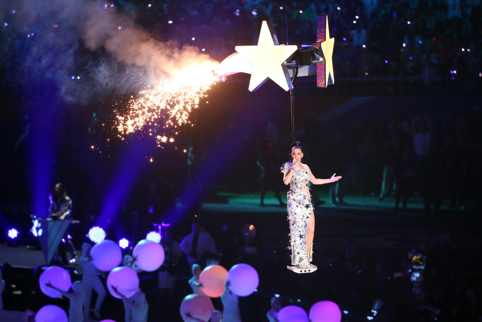 GALERII: Laulja Katy Perry kandis Super Bowli 10minutilise esinemise jooksul 4 erinevat kostüümi
