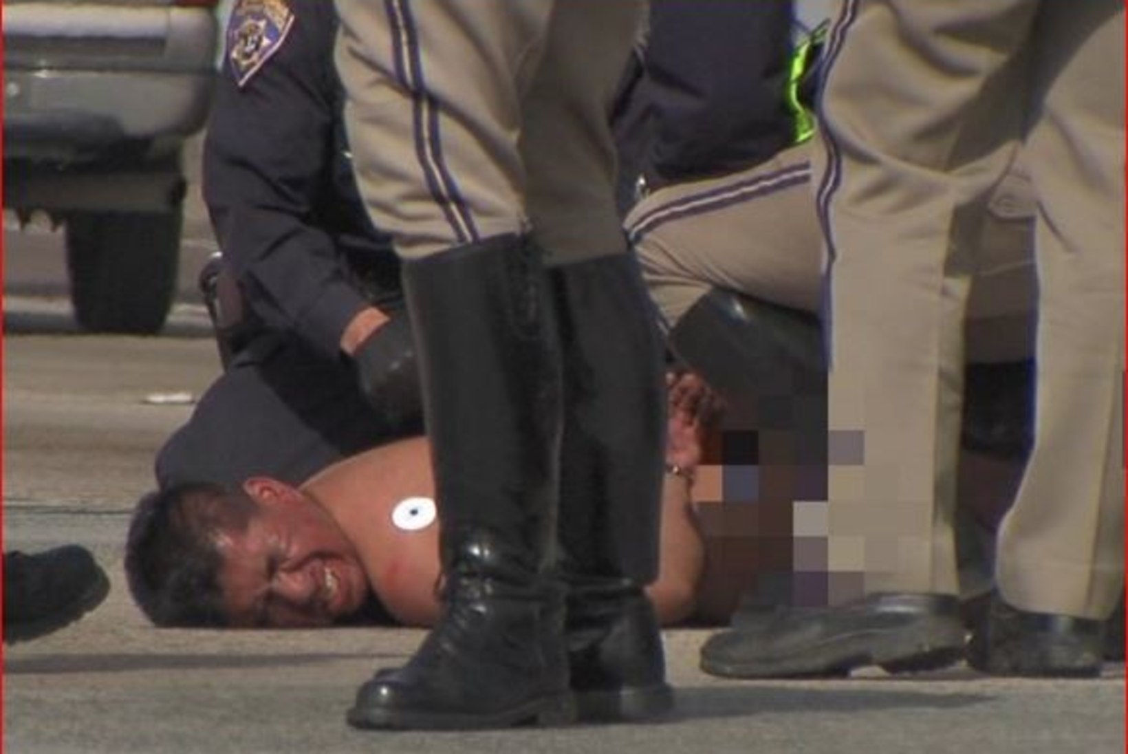USKUMATU: alasti mees takistas liiklust ja pures politseinikku jalast