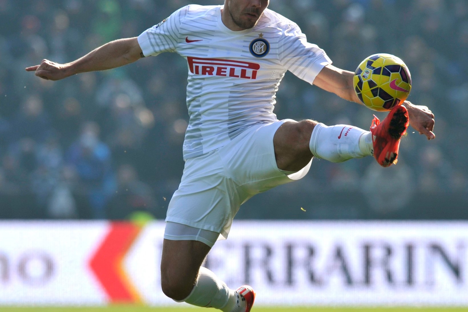 HIRMNALJAKAS VIDEO: Mida tegi värava ees segadusse sattunud Lukas Podolski?
