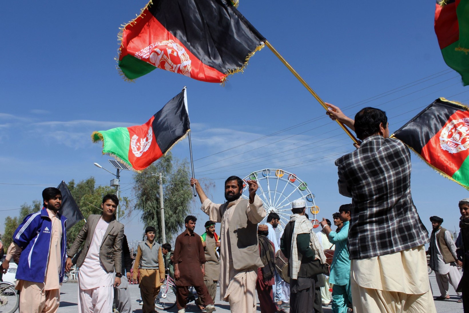 NII ÕNNELIK, ET LASE VÕI AUTOMAADIST: rahulolevad afgaanid tähistasid võitu relvalaskudega, kuus inimest said haavata 
