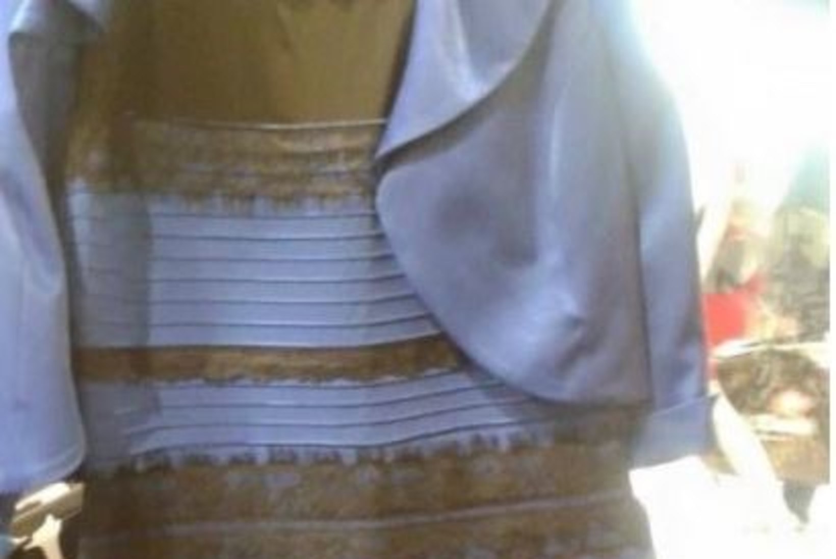 Uus netisensatsioon: kogu maailm vaidleb ühe kleidi värvi üle