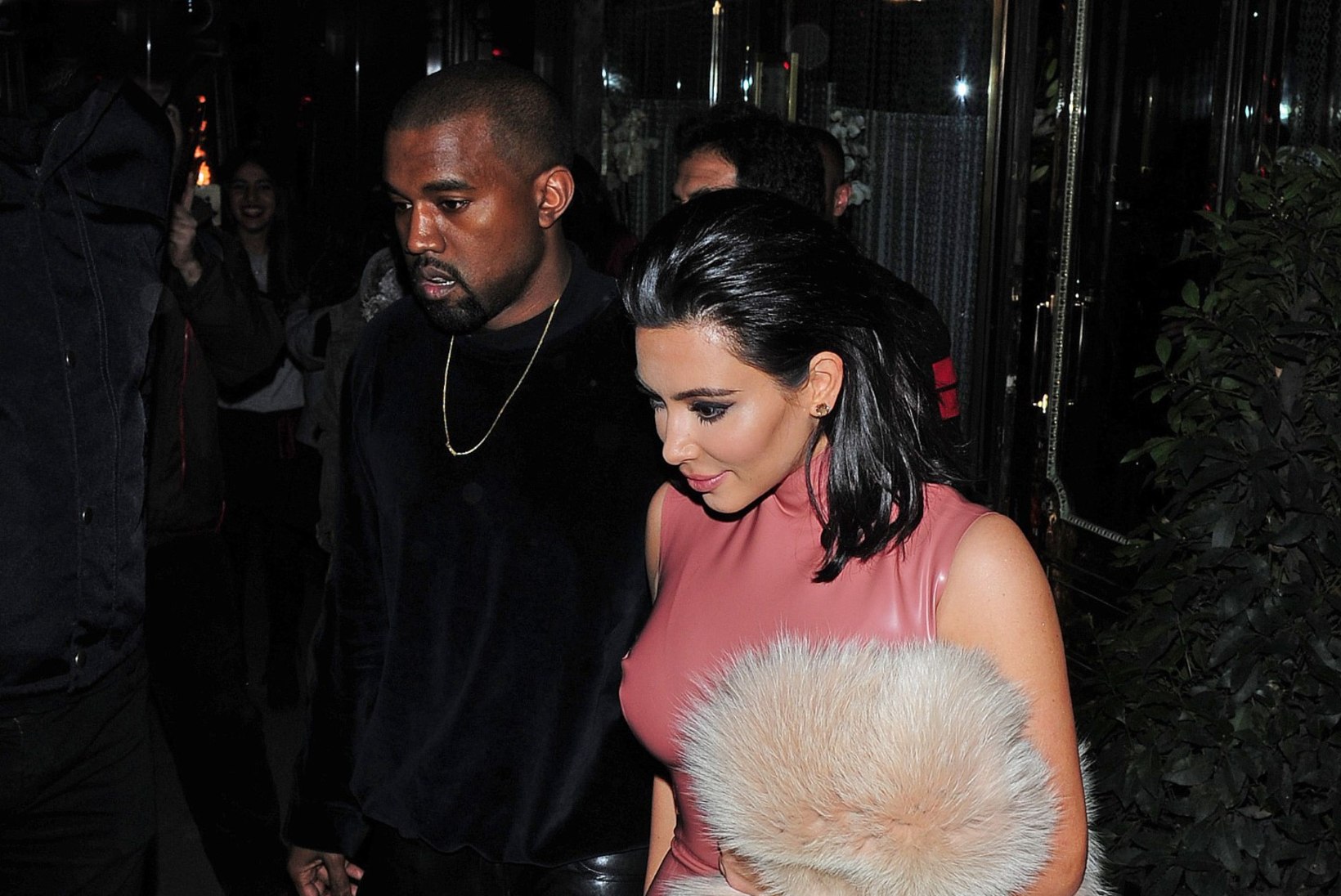 FOTOD: kas roosa latekskleidi kandis paremini välja Rita Ora või Kim Kardashian?