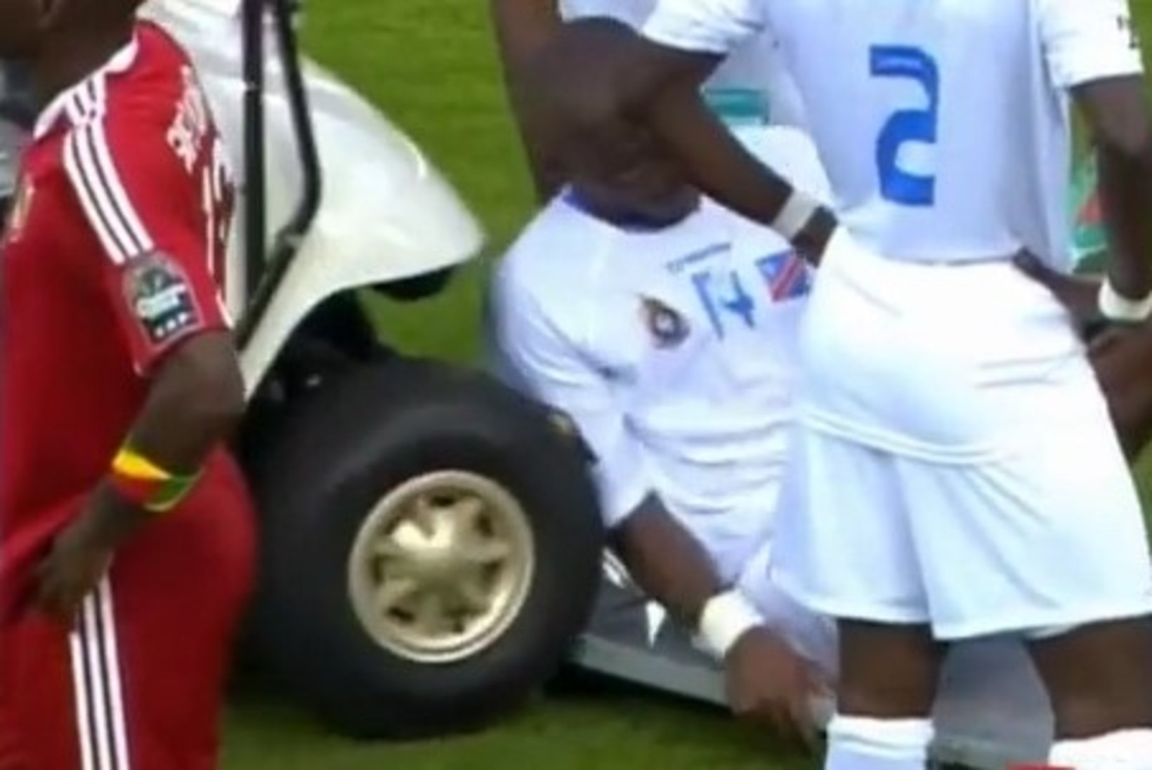 VIDEO! Ainult Aafrikas: minikiirabi oleks vigastatud mängijast äärepealt üle sõitnud