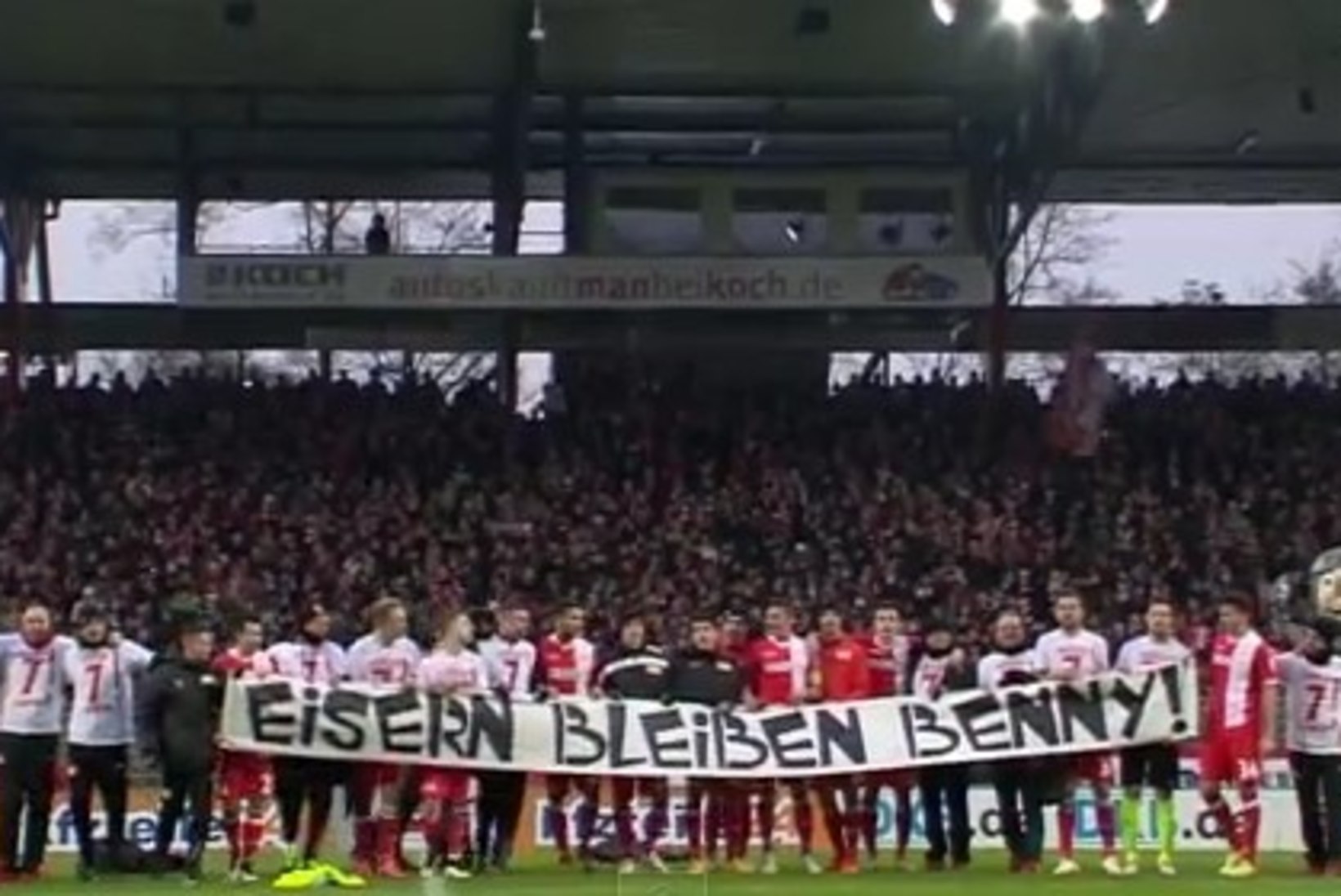 VIDEO: Berliini jalgpalliklubi südamlik toetusavaldus ootamatult vähki haigestunud mängijale