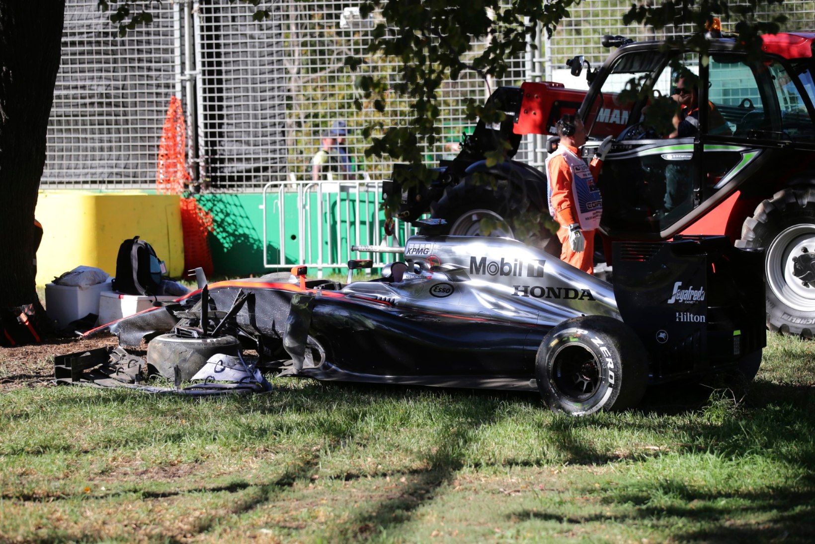 GALERII: Seina sõitnud ja vigastada saanud Alonso asendaja Kevin Magnussen kordas hispaanlase "trikki"