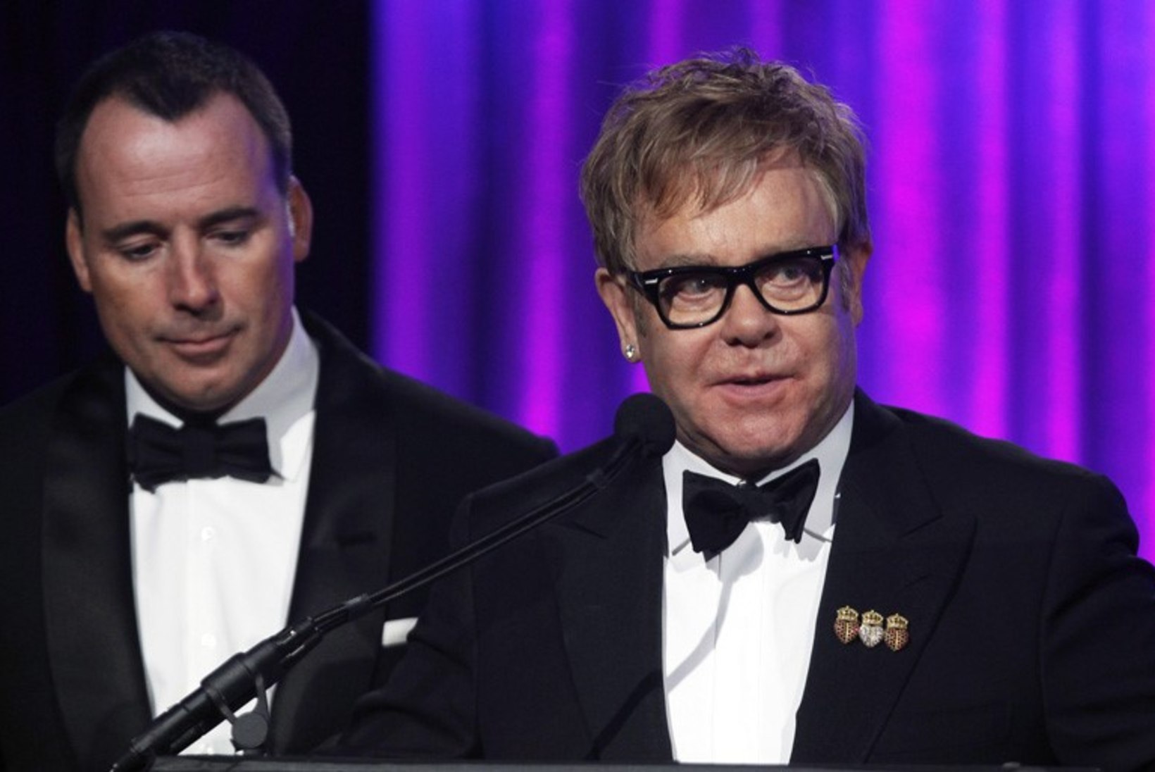 Elton John boikoteerib Dolcet ja Gabbanat, kes nimetasid kunstlikult viljastatud lapsi tehislikeks