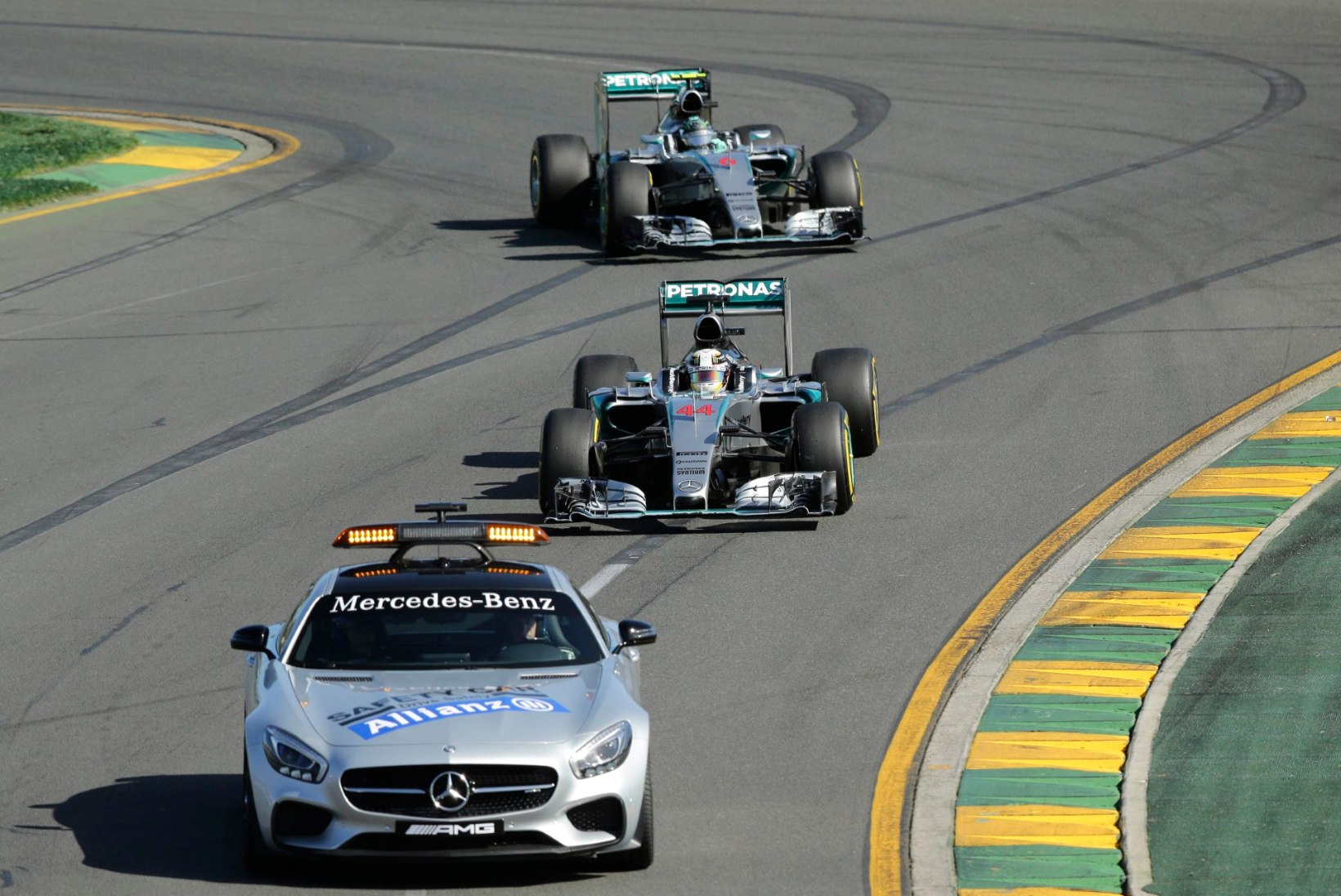 GALERII | Hamilton võitis Austraasias kindlalt, finišisse jõudis vaid 11 autot
