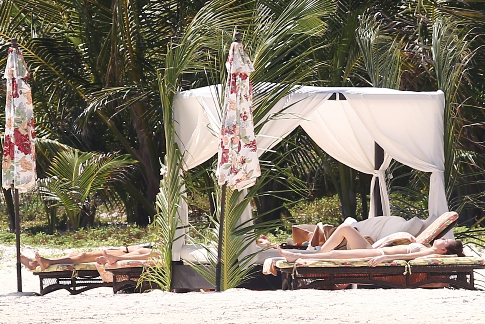 FOTOD: Dakota Johnson päevitas koos Melanie Griffithi ning Kris Jenneriga Cancunis