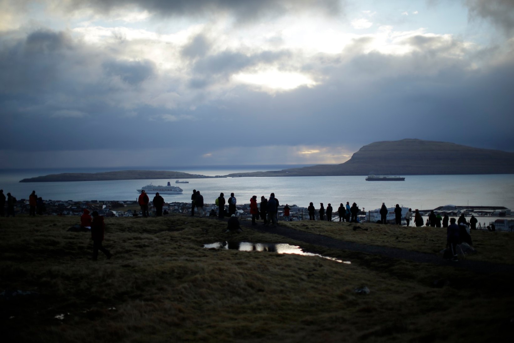 GALERII: turistid ootavad Fääri saartel päikesevarjutuse algust
