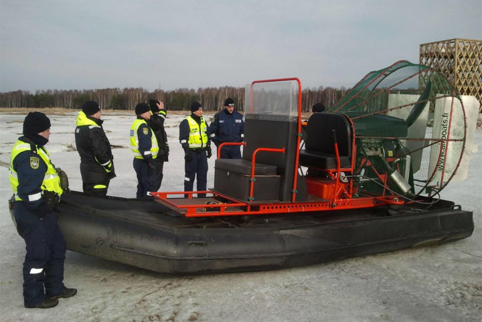 Politsei katsetab Pärnu lahel hüdrokopterit