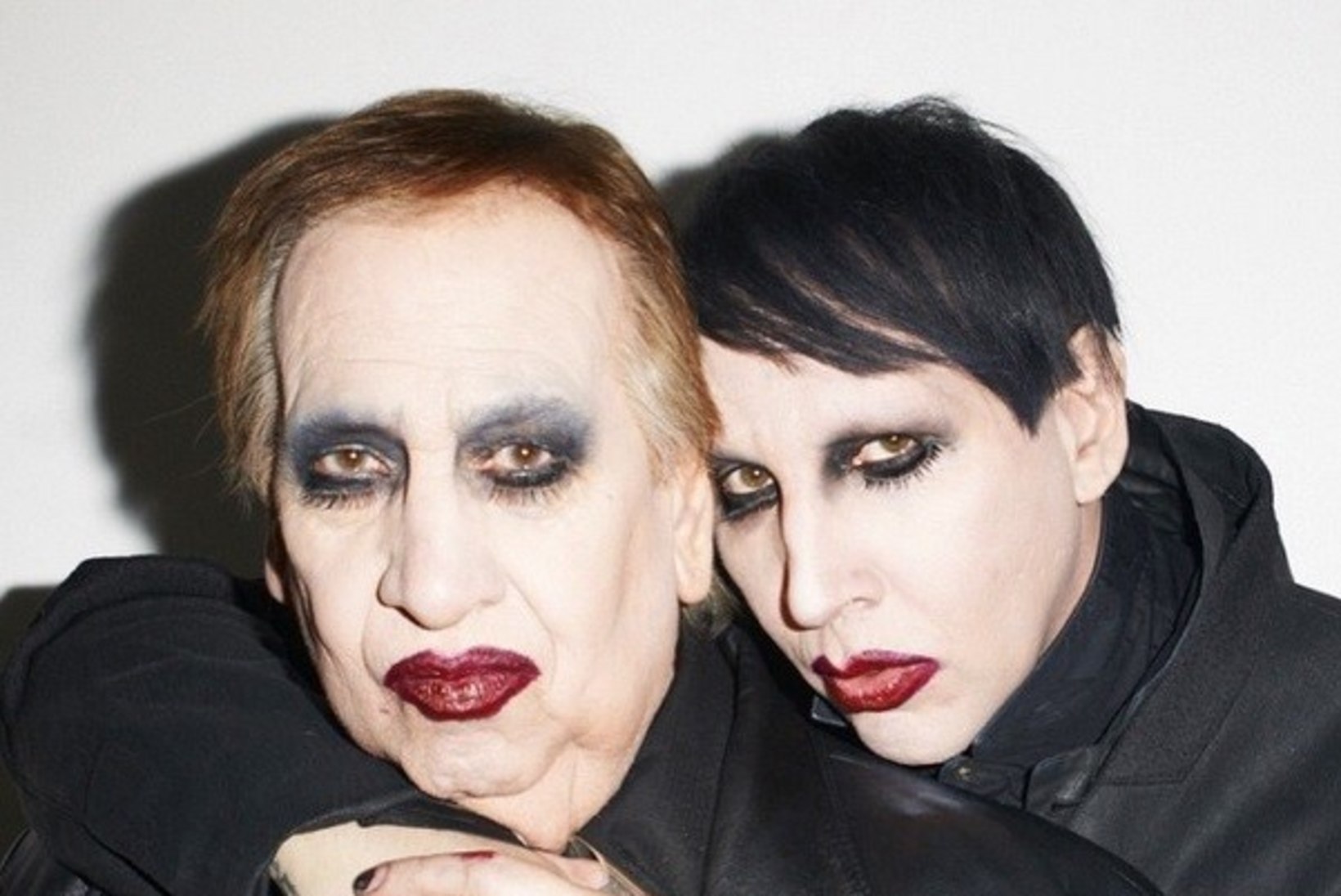 NAGU KAKS TILKA VETT: Marilyn Manson poseeris koos isaga