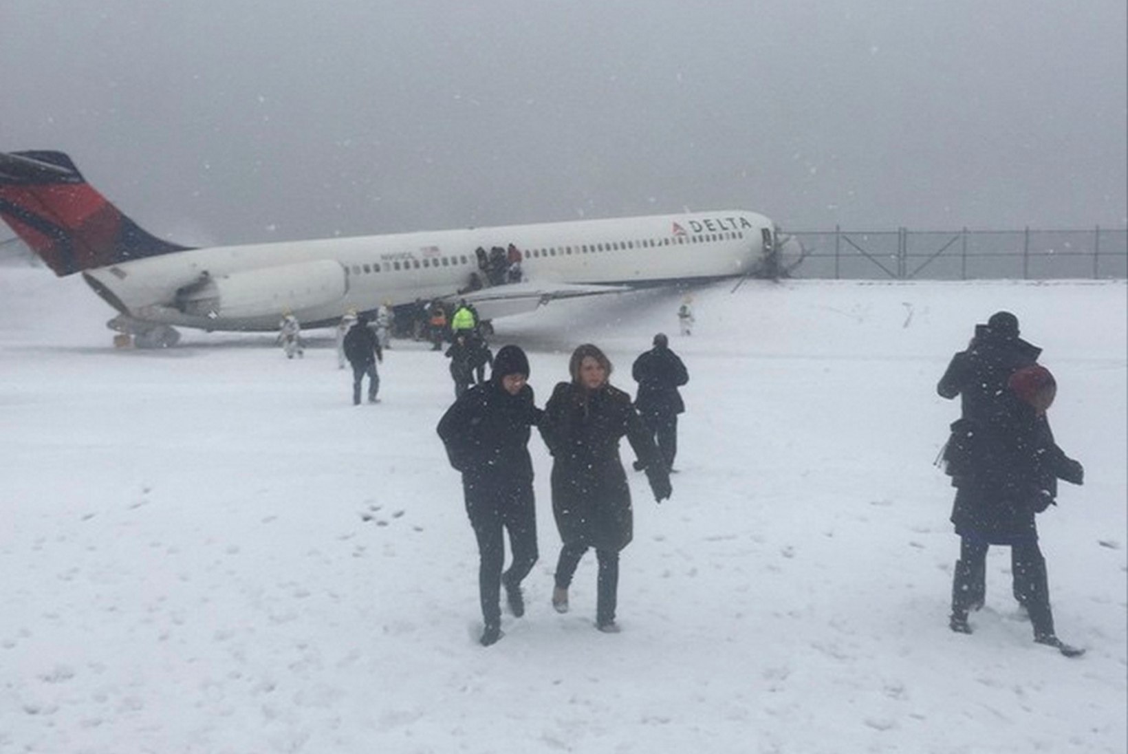 Reisilennuk libises New Yorgi lumetormis rajalt