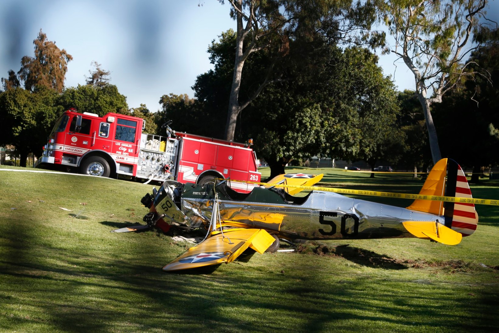 Harrison Ford tegi oma vintage-lennukiga järsu hädamaandumise ja sai viga
