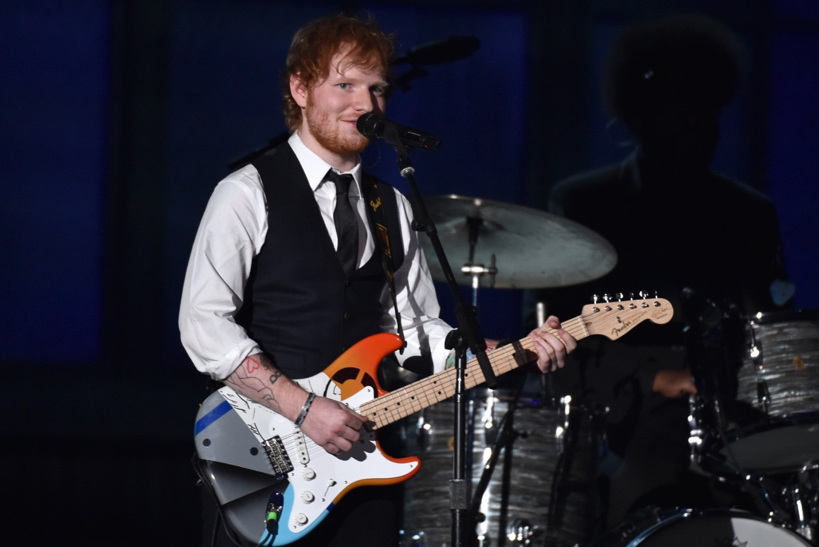 Ed Sheeran annetas oma esinemisriided heategevuseks