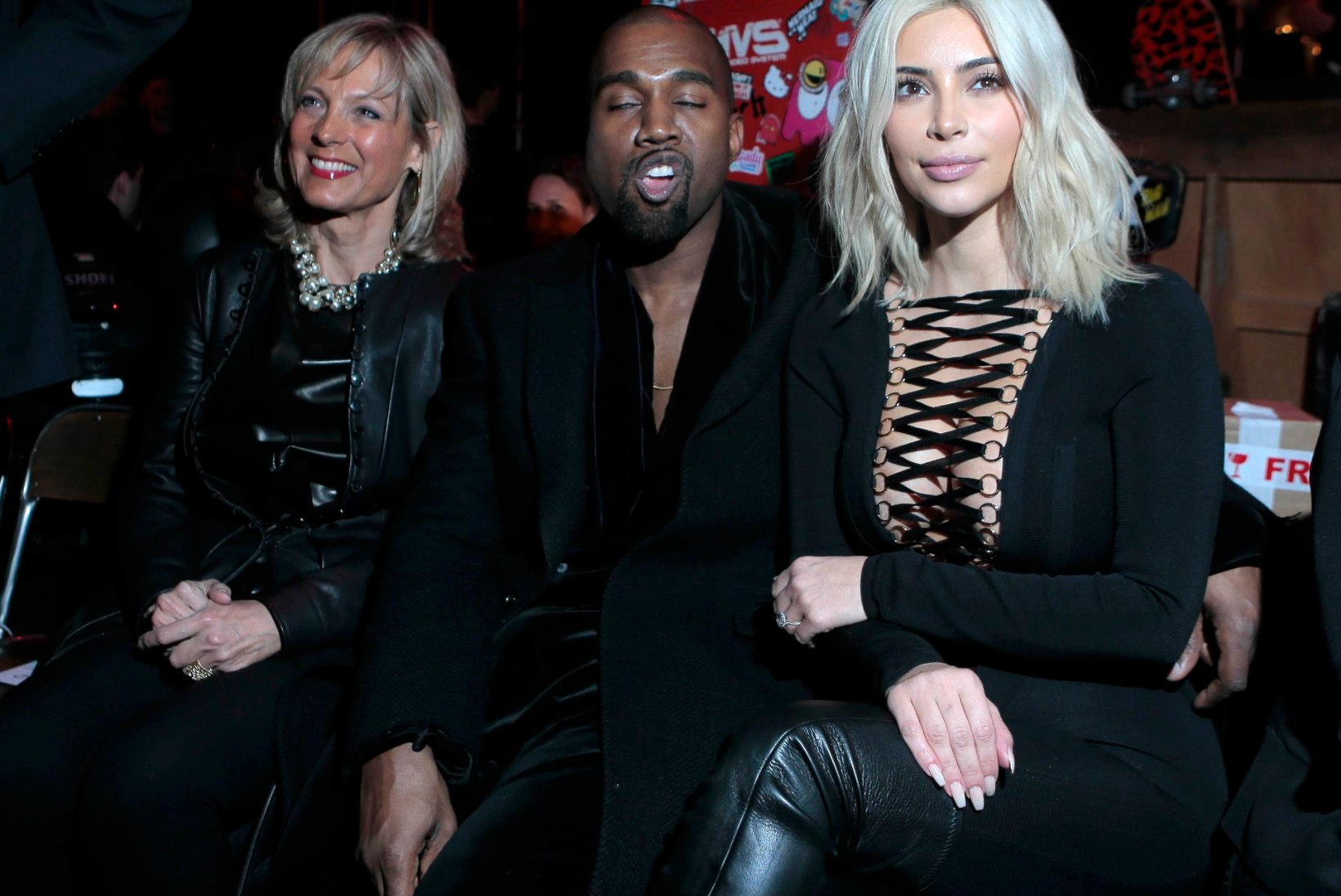 FOTOD: juuksed blondiks värvinud Kim Kardashian näitas Pariisi moenädalal kurve ja dekolteed