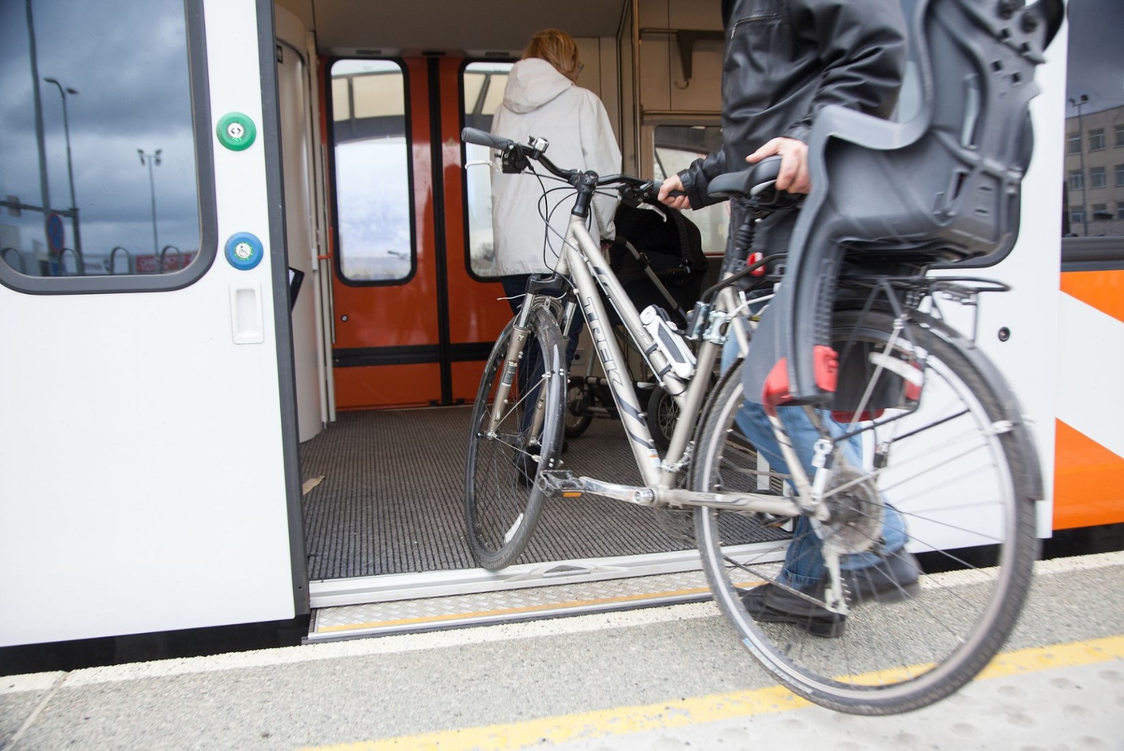 Elron rattapiletit esialgu ei kehtesta, kuid palub reisijatel tipptundidel ratastega rongi mitte tulla