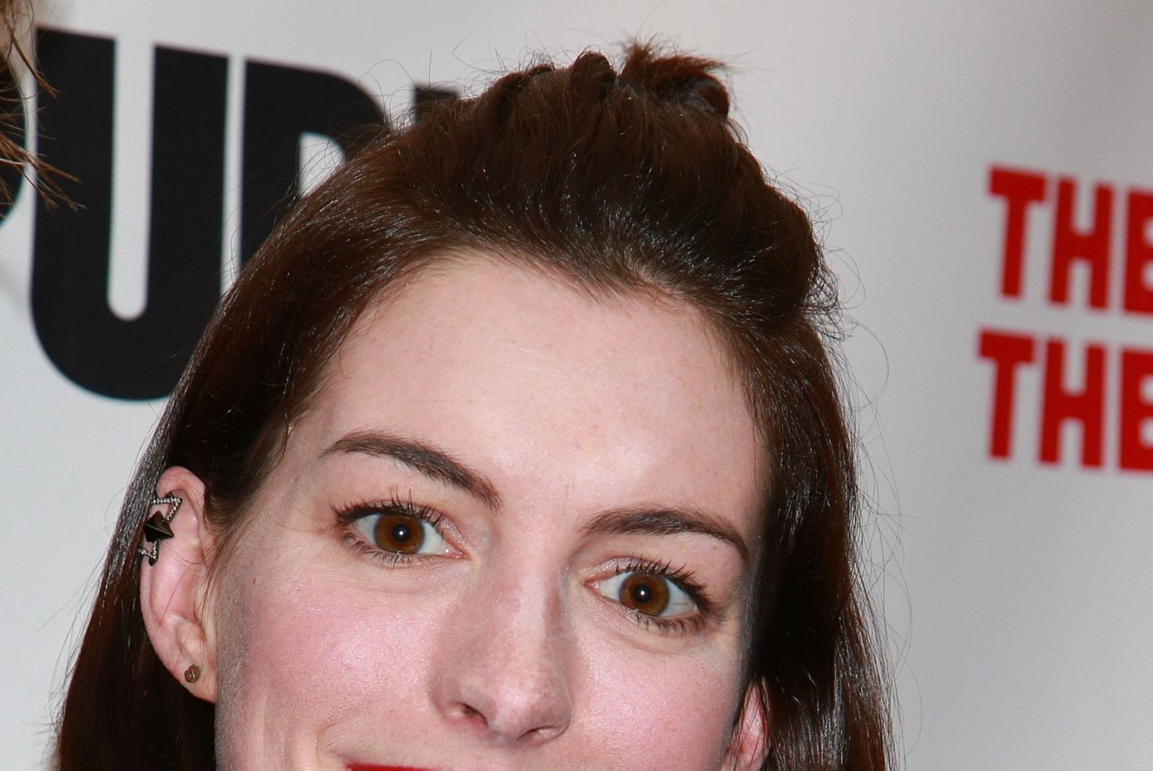 Anne Hathaway lapsendab