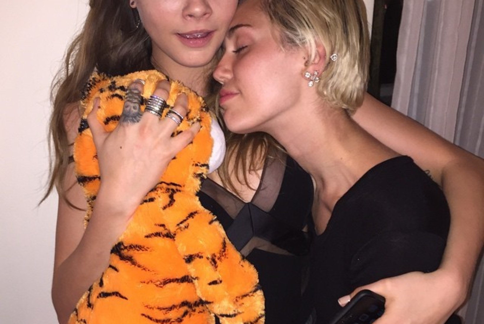 FOTOD: Miley suudles peol oma sõbranna ja saladusliku noormehega!