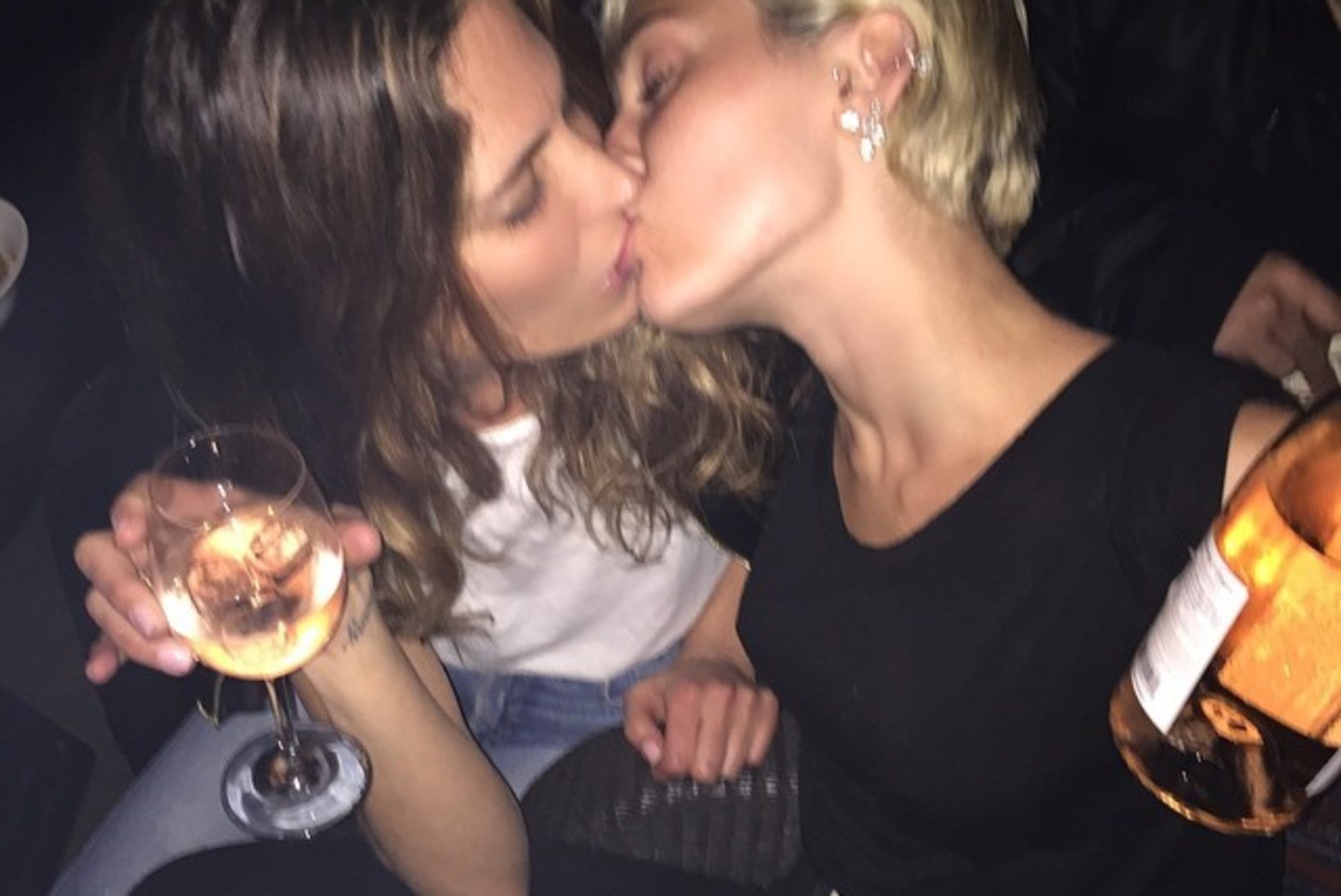 FOTOD: Miley suudles peol oma sõbranna ja saladusliku noormehega!