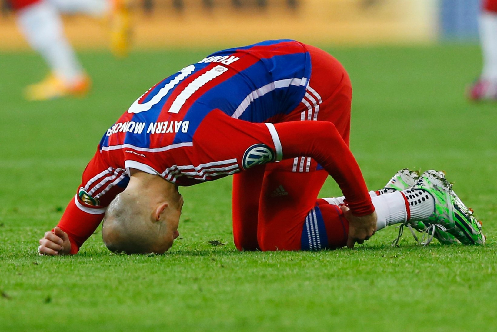 Bayerni fännid hoiavad peast kinni: Robben hooaja lõpuni väljas, Lewandowskil kaks luumurdu