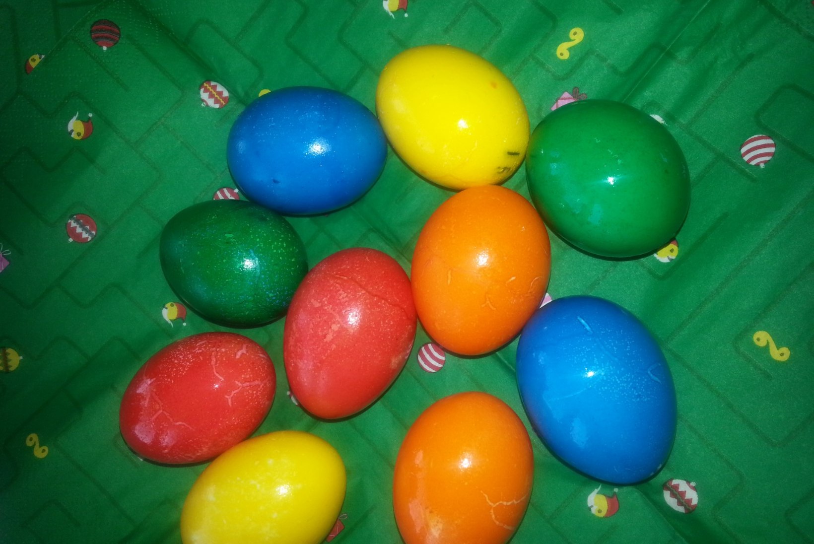 ÜLESKUTSE: jaga meiega fotosid kevadpühadest ja oma värvitud munadest!