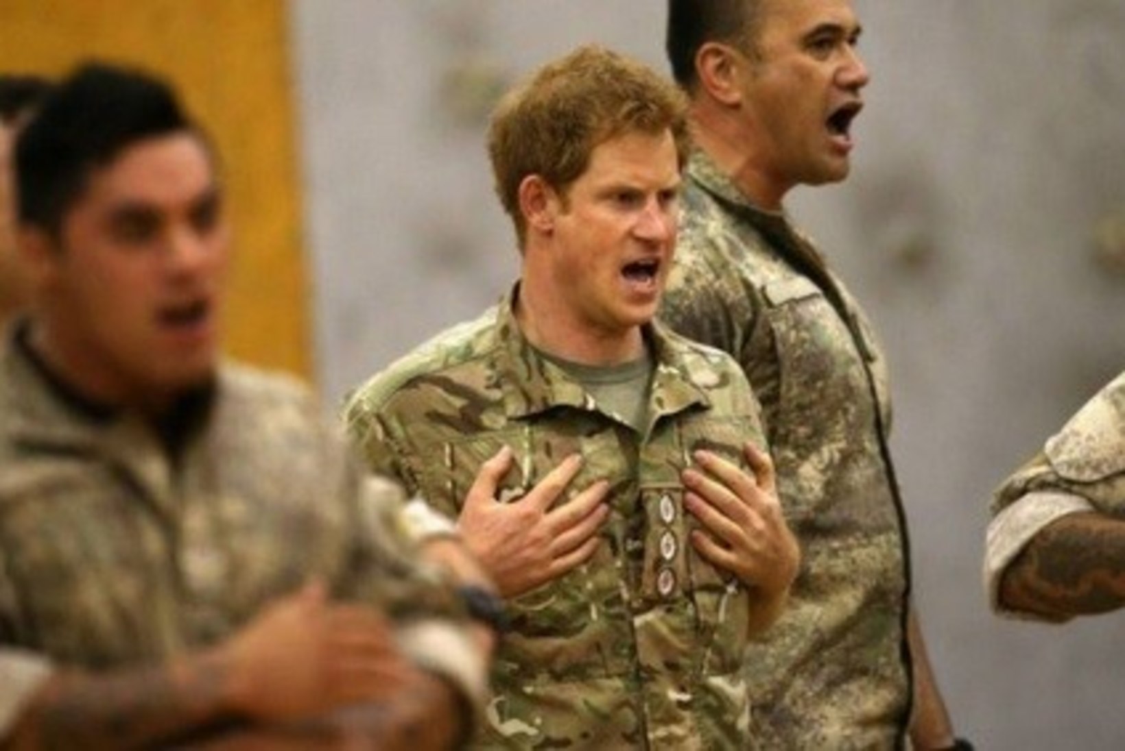 KUUM: prints Harry vehkis sõduritega tantsu