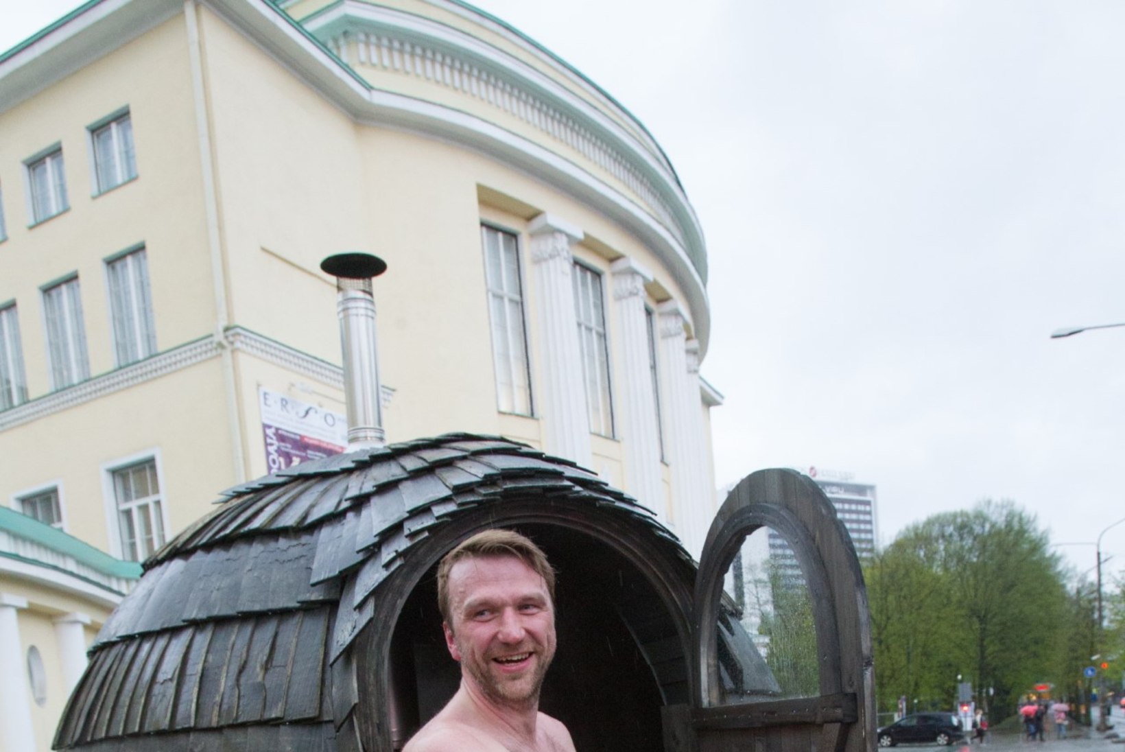 "Ringvaade" pani reporter Hannes Hermaküla Estonia ette saunamõnusid nautima