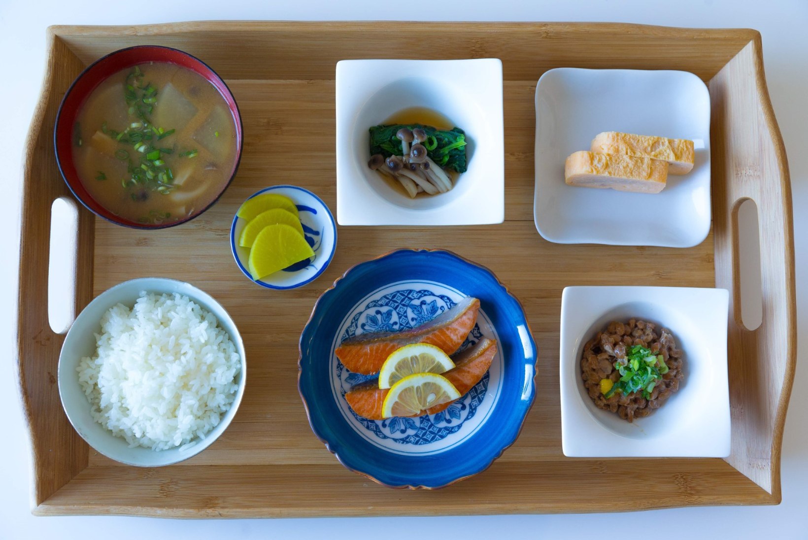 Traditsiooniline Jaapani hommikusöök sisaldab riisi, suppi, praekala ja midagi marineeritut