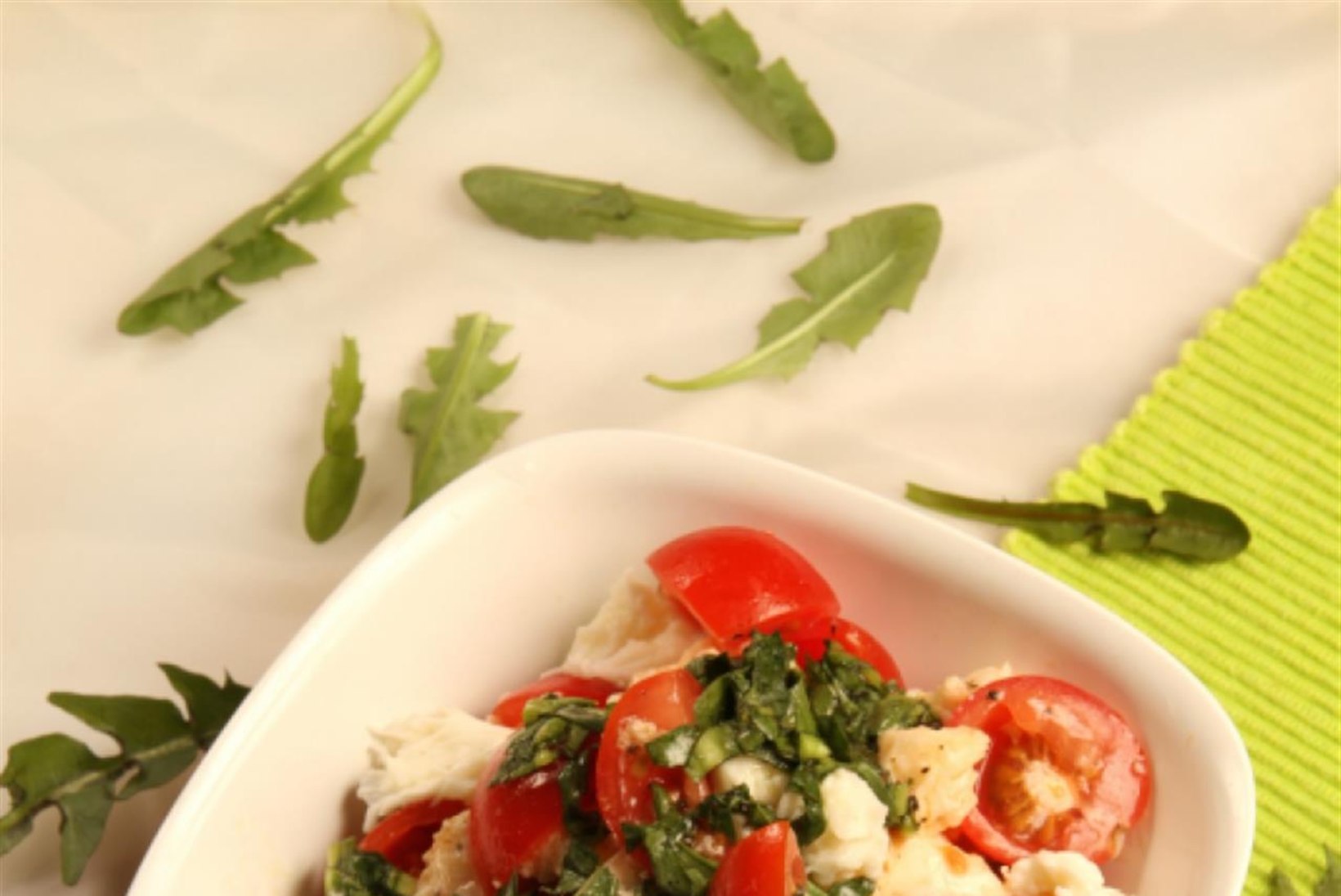 Tomati-mozzarella-salat võilillekastmega