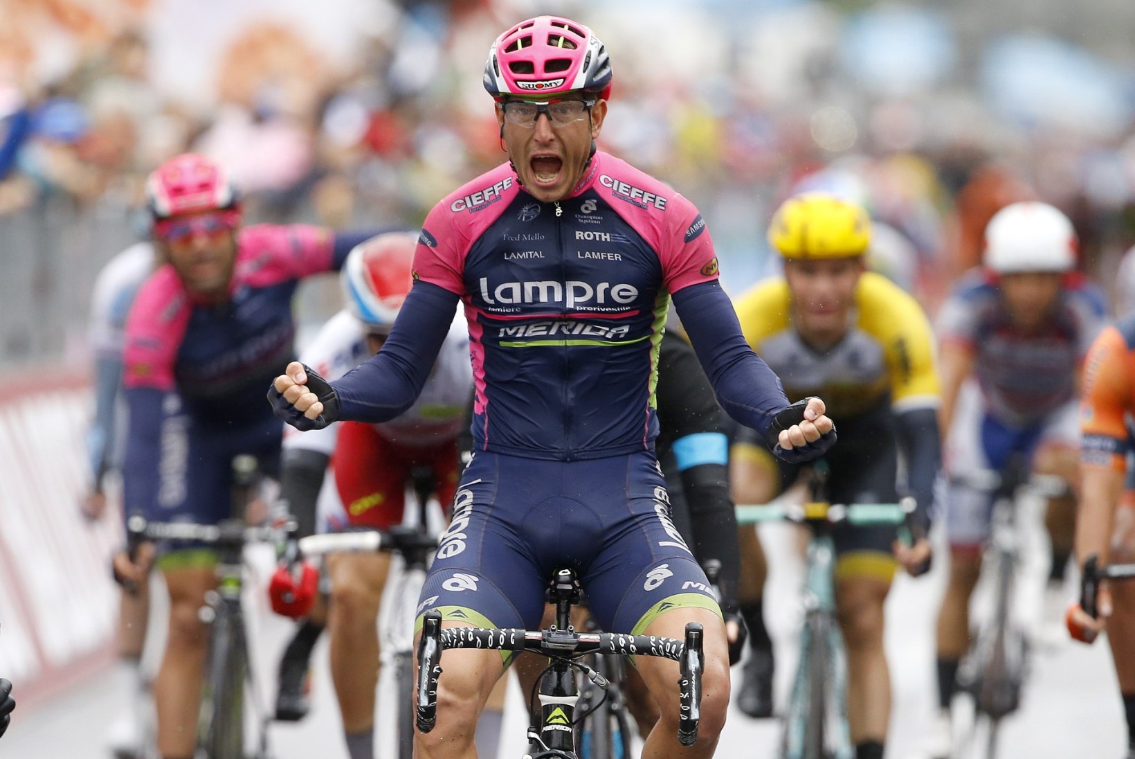 Contador kaotas Itaalias liidrisärgi Kangerti tiimikaaslasele!
