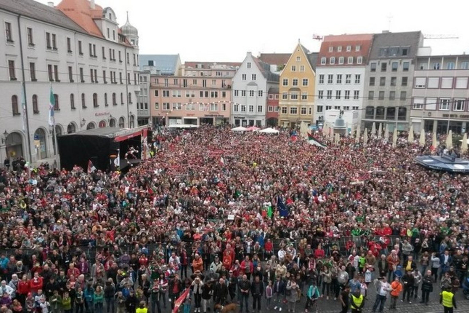 FOTOUUDIS | Tuhanded inimesed tervitasid Bundesliga viienda kohaga lõpetanud Klavani koduklubi